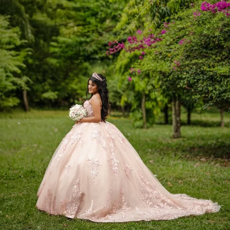 Sukienki Quinceanera w kolorze różowym na zamówienie, z odkrytymi ramionami, cekinowym zdobieniem, koronką i długim trenem, Vestido De 15 Quinceanera