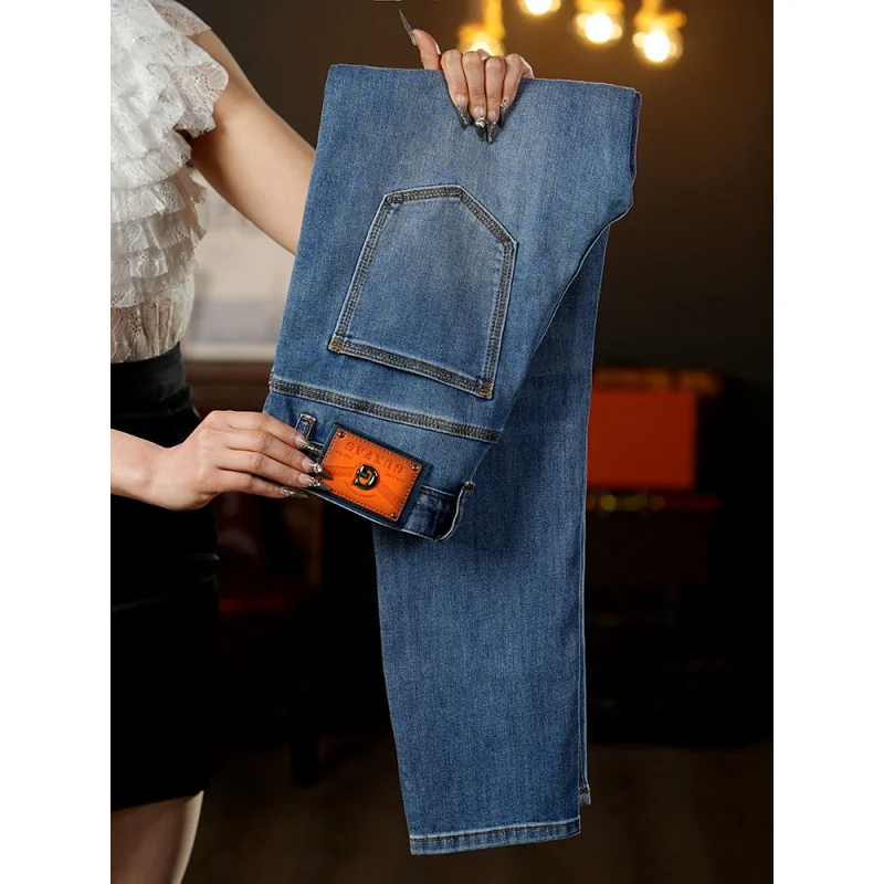 جينز أزرق صيفي جديد لعام 2025 للرجال بقصة ضيقة وأقدام صغيرة مرنة وعصرية سراويل جينز رفيعة متعددة الاستخدامات