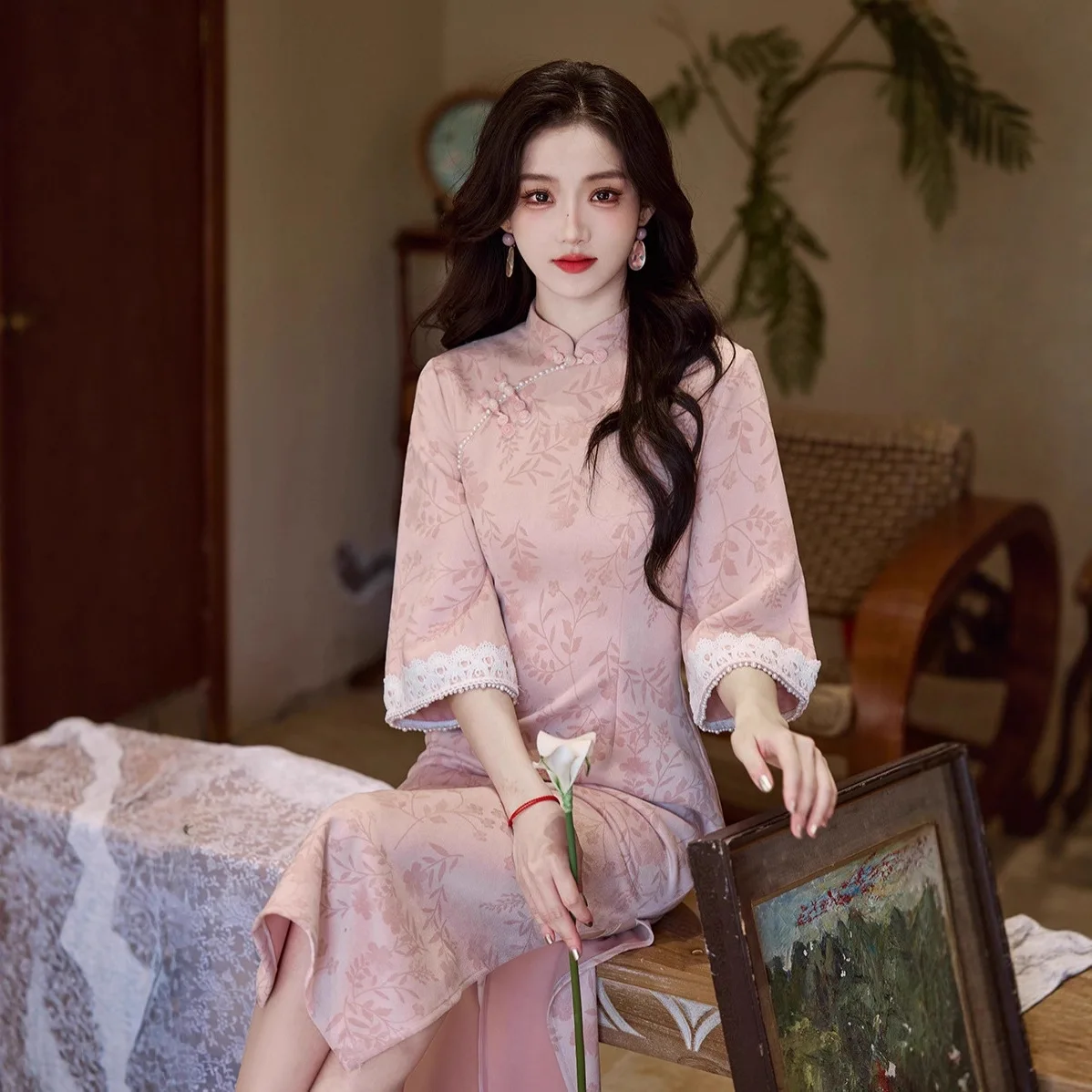 

Розовый новый китайский стиль с перевернутым большим рукавом и длинным рукавом Cheongsam, осень 2024, новинка, женское облегающее Ципао в стиле ретро