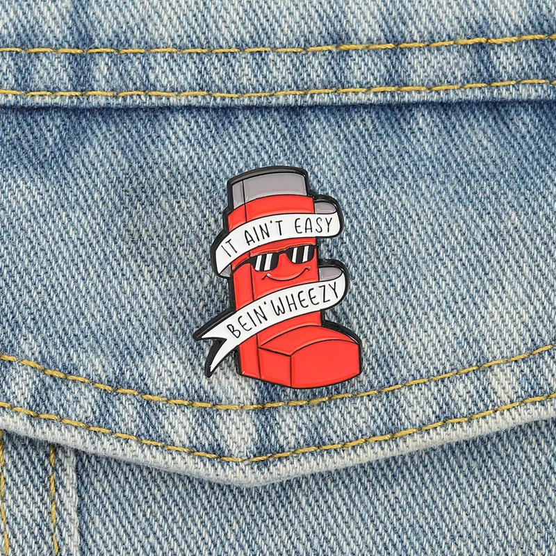 It Ain't Easy Bein' Wheezy Emaille Pins Asthma Patients Broschen Anstecknadeln Asthma Inhalator Schmuck Geschenk für Freunde im Gesundheitswesen