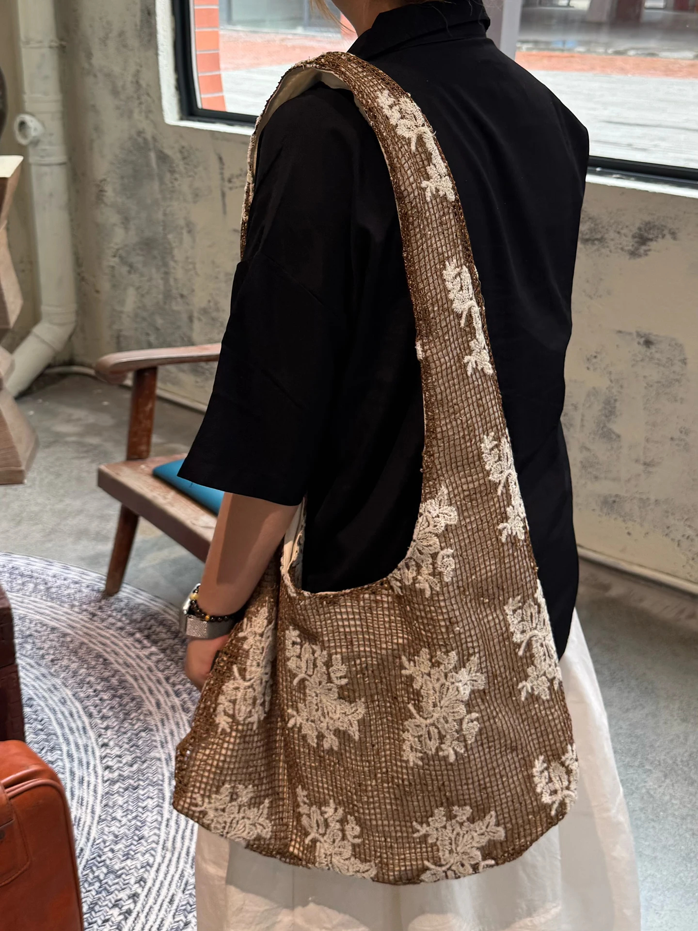 

British Retro Woven Hollow Bucket Shaped Women's Bag, Light Luxury Fashionable Personalized High-end Single Shoulder Bag Trendy