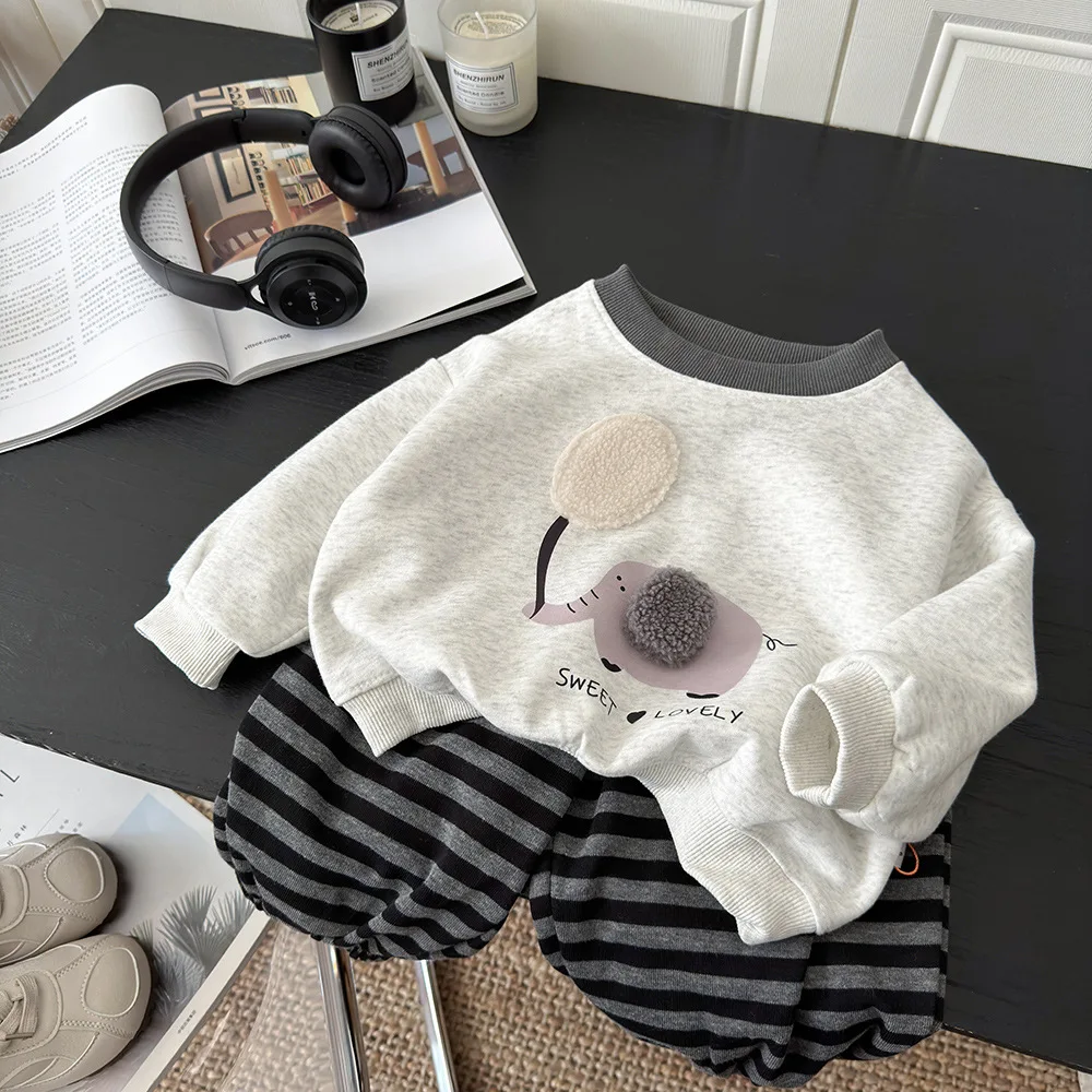 2026 Neue Herbst-Kinderkleidung für Jungen und Mädchen, süße 3D-Tier-Patch-Sweatshirts + gestreifte Hosen, 2-teiliger Kinder-Trainingsanzug – Detail 1