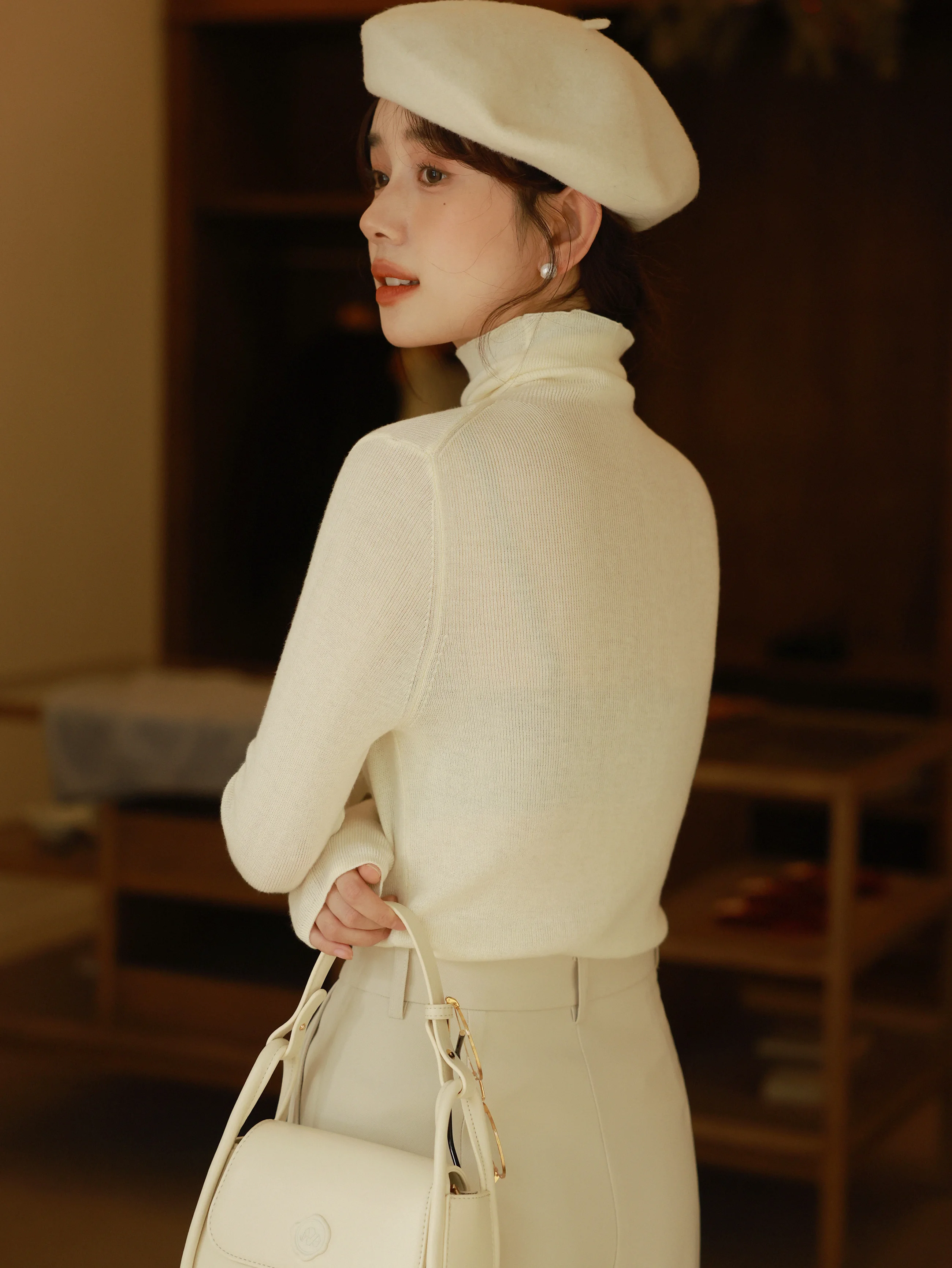 Damski golf, dopasowany krój, miękki, prążkowany, elegancki sweter z wysokim dekoltem, idealny na jesień i wiosnę, podkreślający figurę i lekki, jako warstwa bazowa.