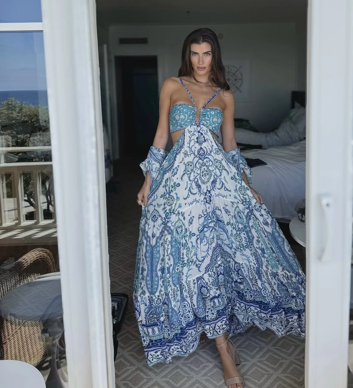 여성 섹시 스트랩리스 블루 플라워 프린트 크리스탈 비즈 장식 컷아웃 허리 홀리데이 웨어 맥시 롱 100% 실크 드레스