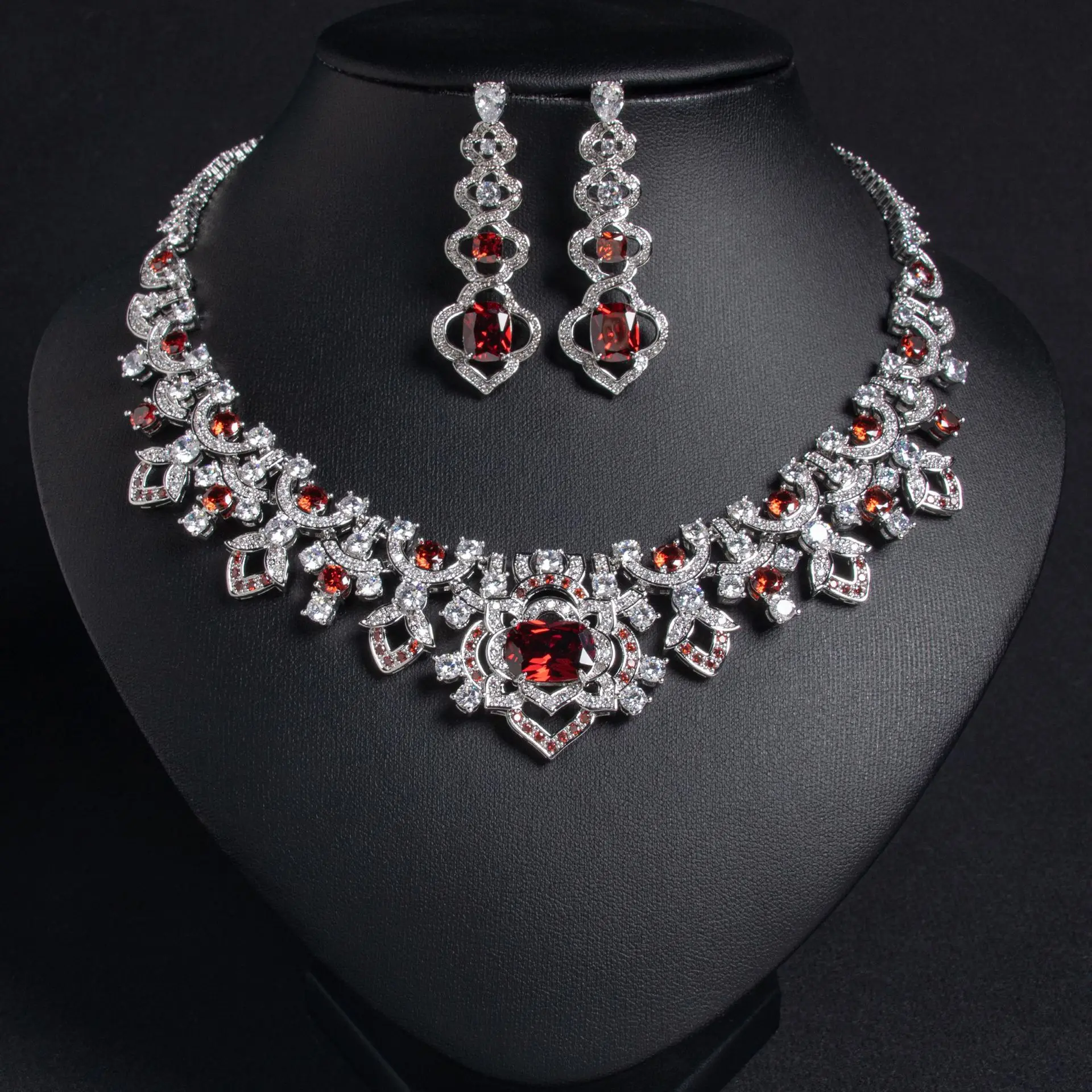 

European and American new luxury zircon set necklace, ear style noble and shiny diamond temperament banquet bride necklace jewel