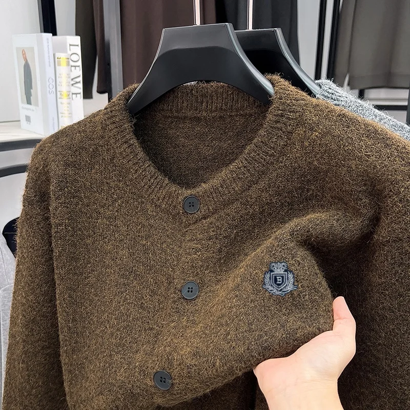 Herbst-Winter-Modetrend Neuer O-Ausschnitt Langarm-Pullover Bestickter Cardigan Gestrickte Oberteile Vielseitige Herrenkleidung für den Alltag – Detail 5