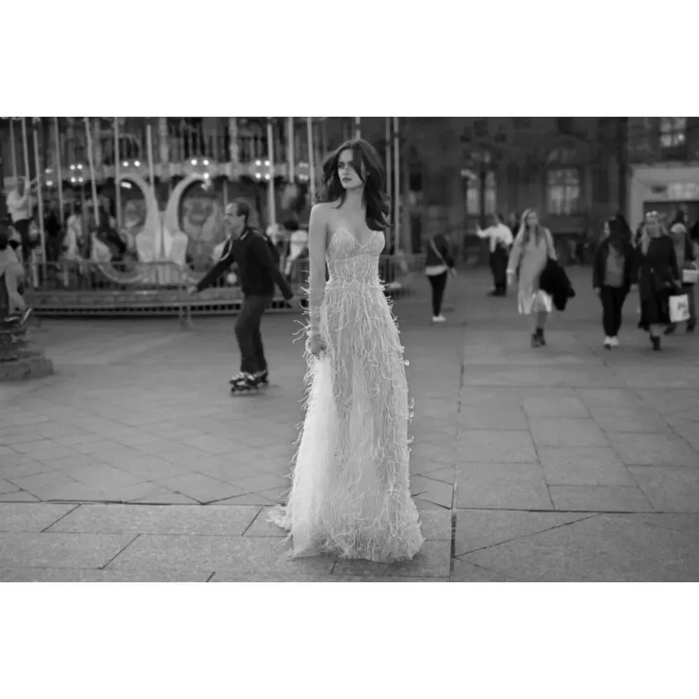 Vestido de novia de línea a de plumas de lujo, correa de hombro italiana, cuello en V, Espalda descubierta, largo hasta el suelo, playa, fotografía callejera, vestido de novia