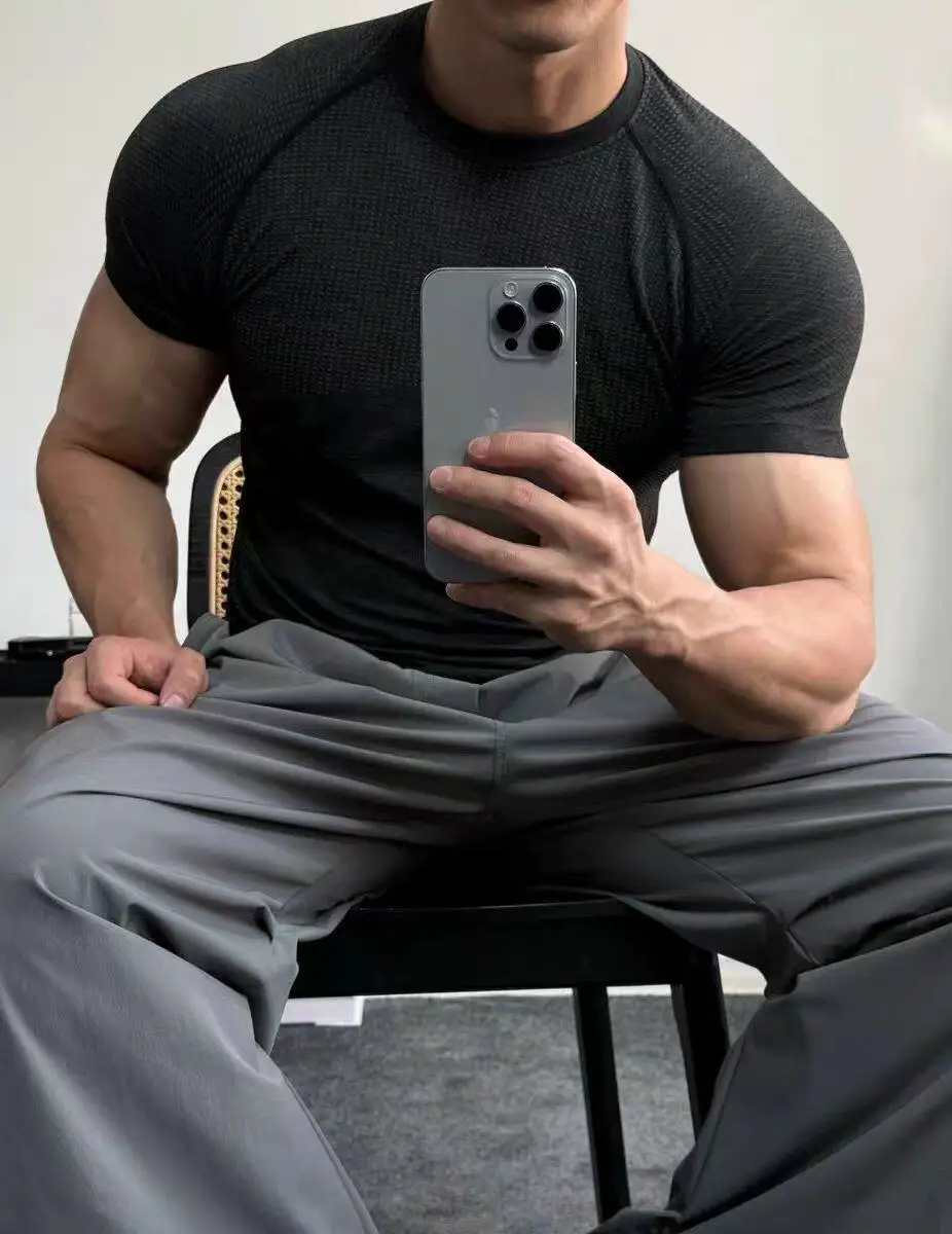 Schnelltrocknendes Fitness-T-Shirt für Herren, Slim-Fit-Muskel-Gym-T-Shirt, dehnbares Kompressions-Top für den Sporttraining – Detail 15