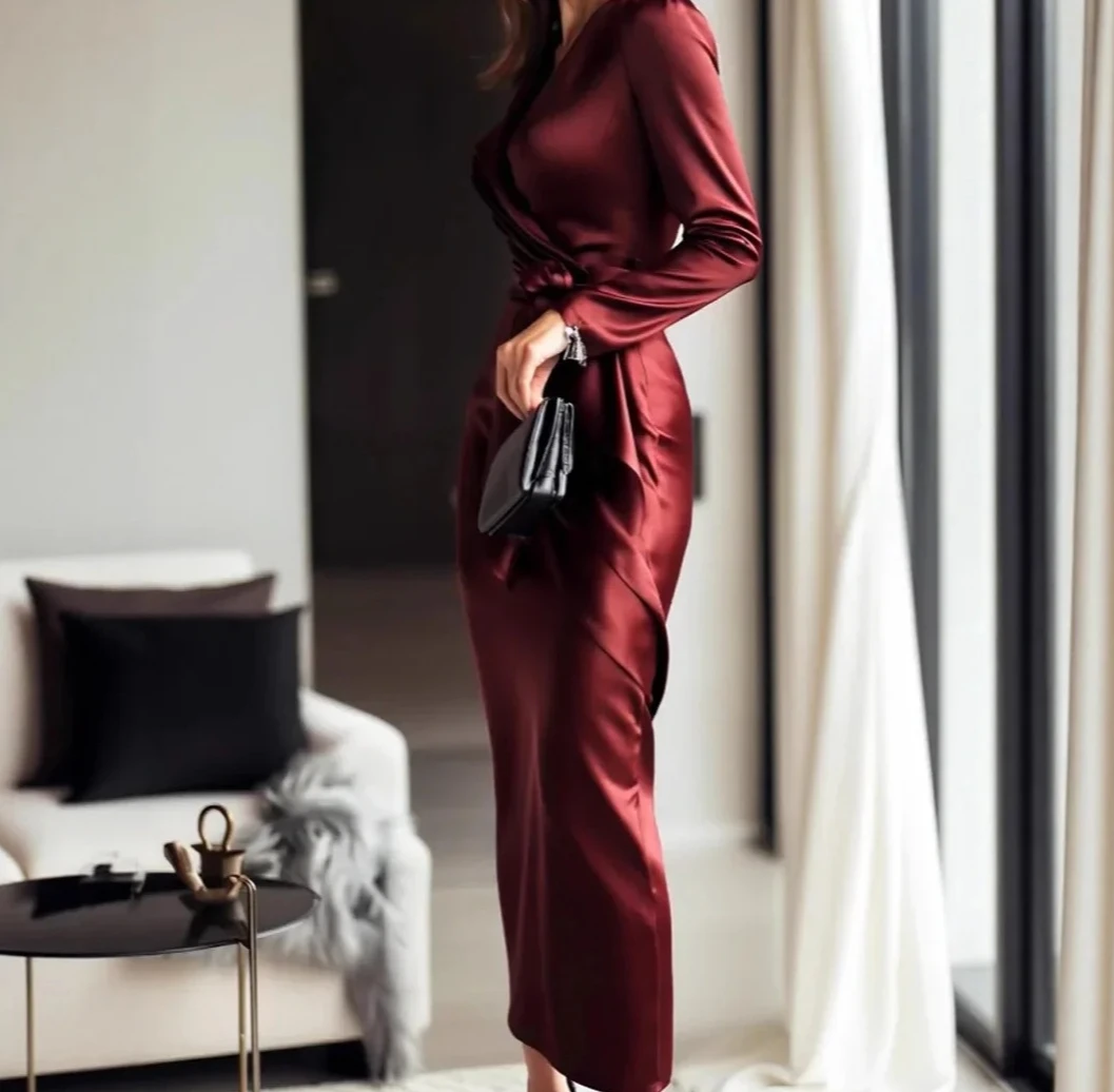 エレガントなサテンの長袖Vネックガウン、ウエストベルト付き、足首丈のドレス、洗練された秋の新作ドレス