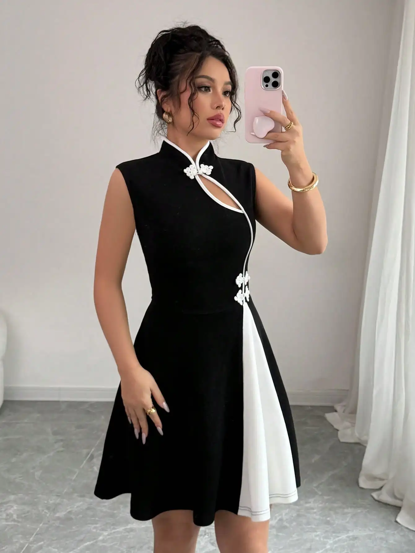 เดรสคอจีนสีสันตัดกันสำหรับผู้หญิง พร้อมกระดุมลายดอกไม้ เดรสทรงเอแบบไม่มีแขน ความยาวมินิ