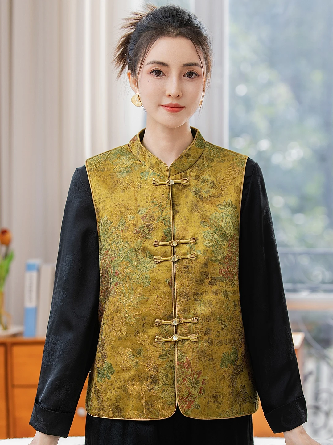 New Chinese Style Mom Vest 2026 Autumn Winter New Embroidered Jacket Floral Vintage Shoulder Pad Women's Vest Fashionable Ver...