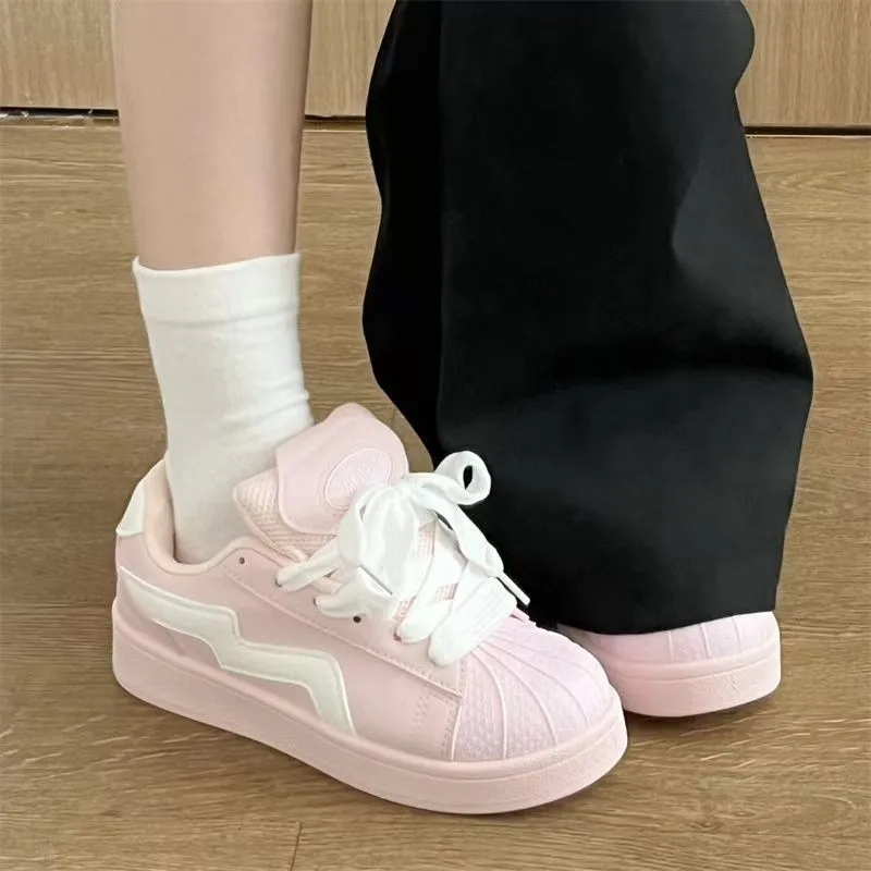 Zapatos de pan de suela gruesa de alta apariencia con un atractivo sentido del diseño, nuevos zapatos casuales versátiles de alta gama 2025