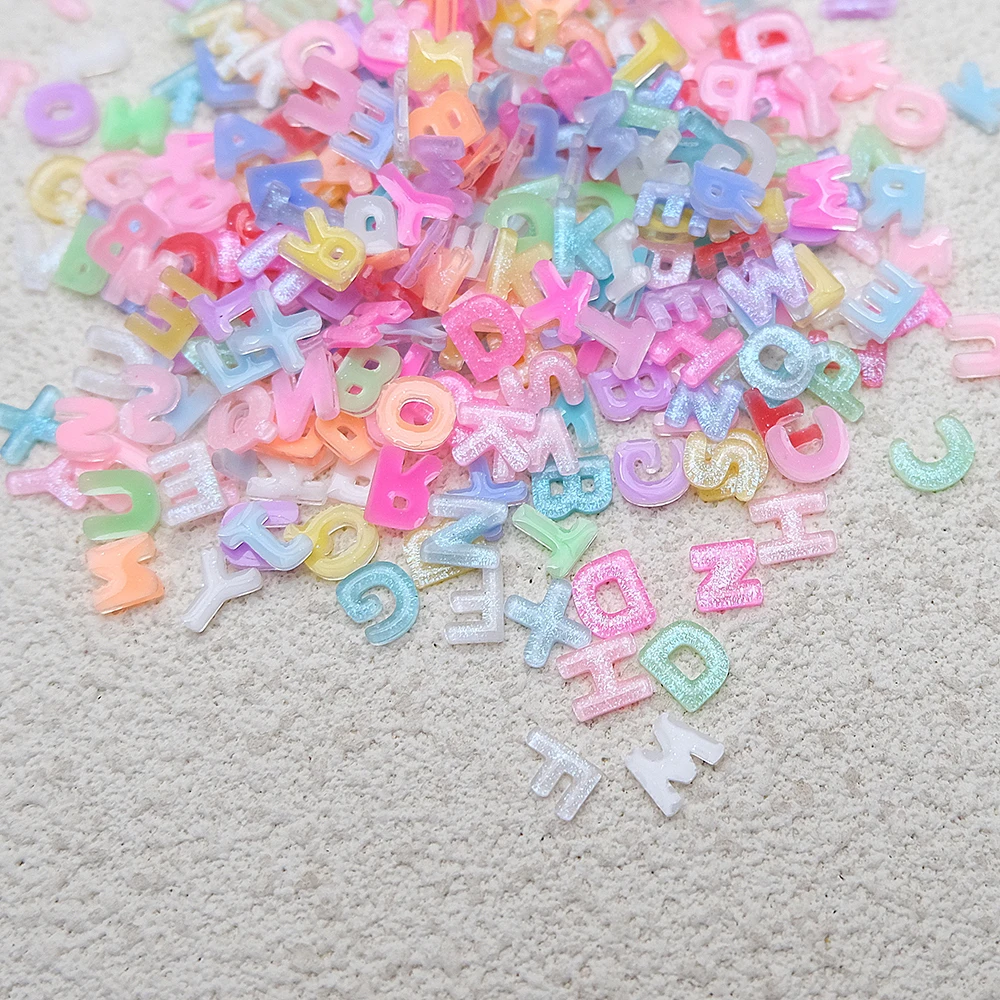 100 pezzi di ciondoli per nail art con lettere miste, colore caramella, con strass per unghie in resina glitterata, alfabeto con retro piatto Kawaii, forniture artigianali fai da te