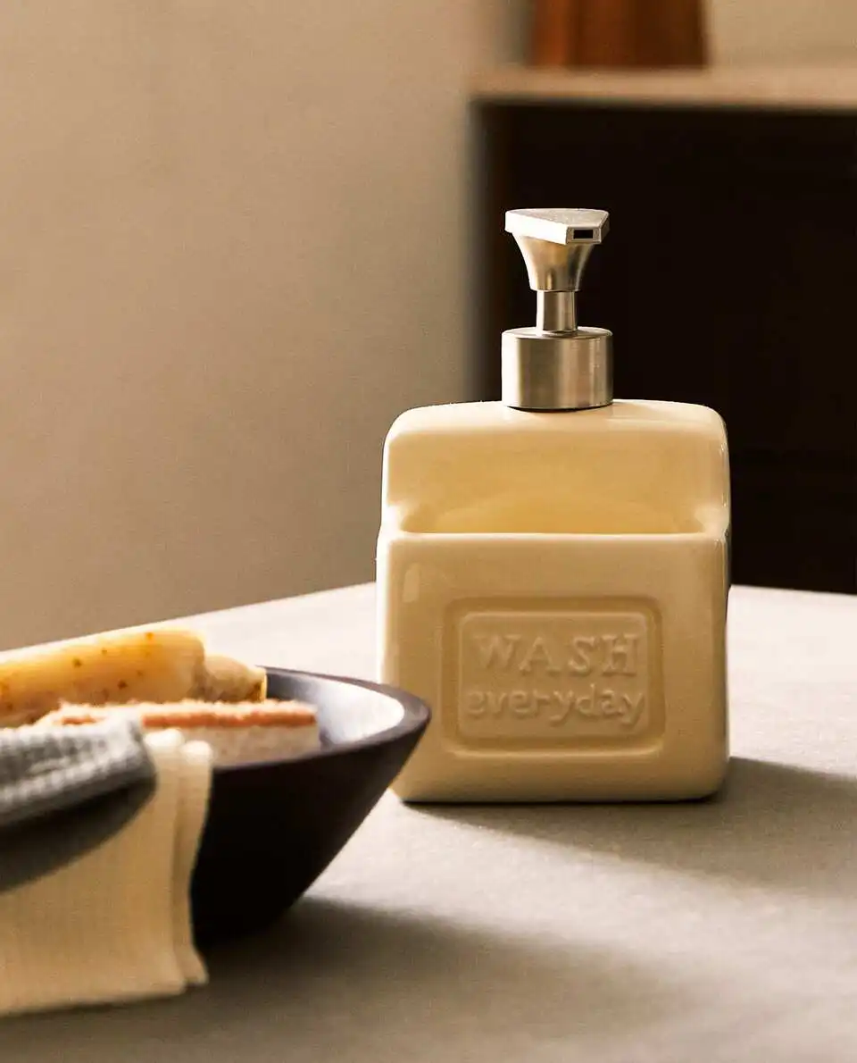 Simple household kitchen press-type dishwashing liquid container can be stored