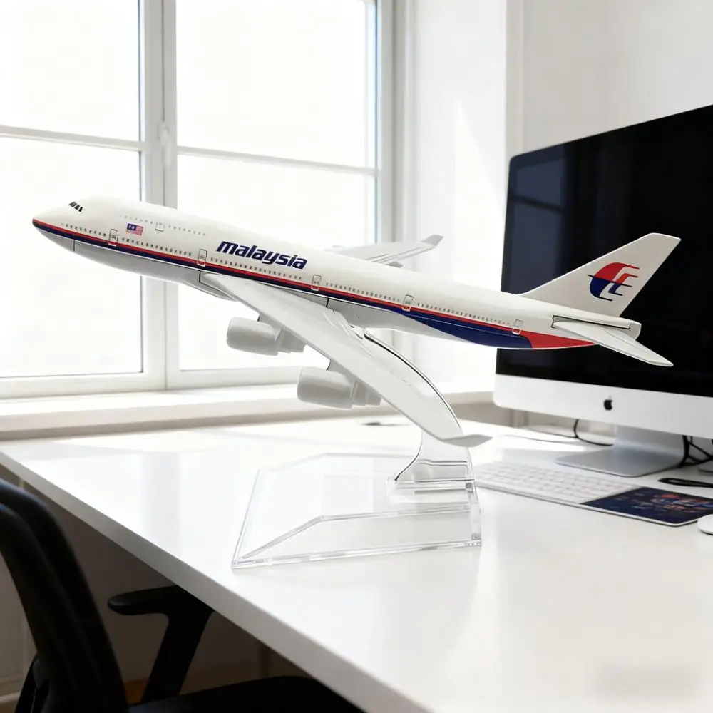 Air B747 Malaysia Airways 16cm Airplane Model Diecast Alloy 1/400 Scale Replica Plane with Landing Gear Aircraft Decor
