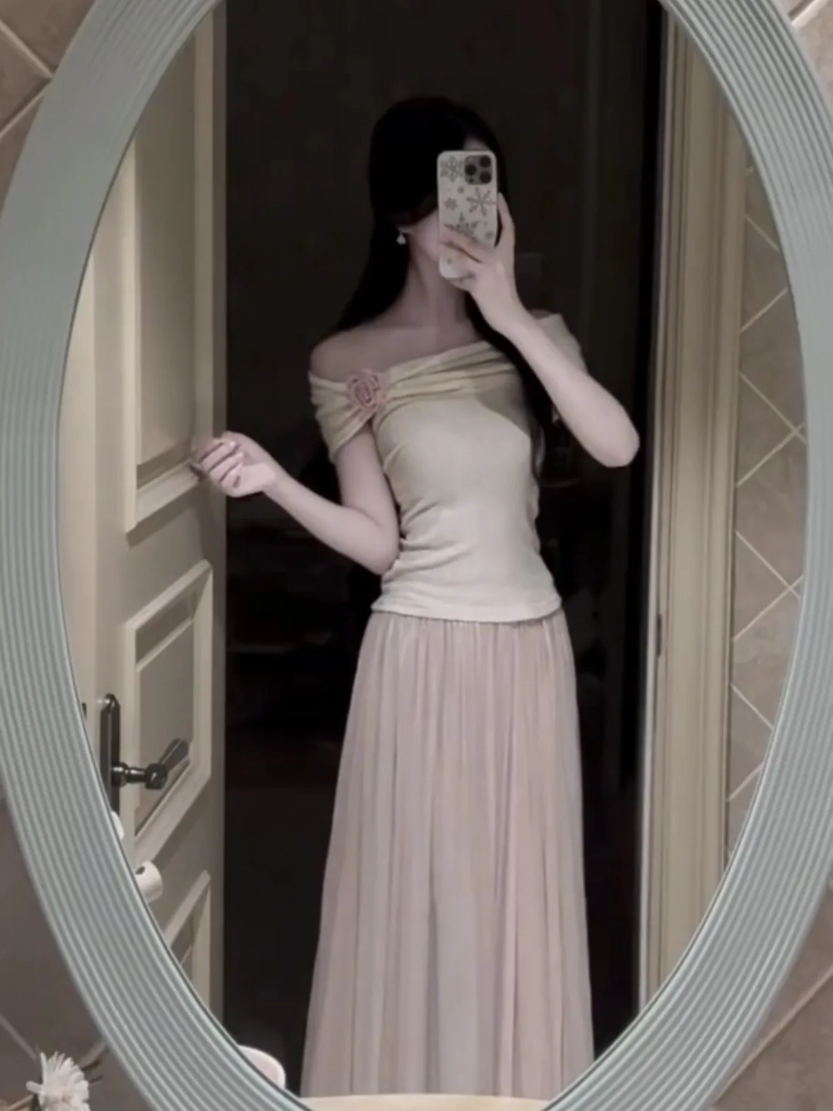 توب نسائي صيفي مثير بتصميم زهور ثلاثية الأبعاد بكتف واحد، قميص قطني ضيق على الطراز الكوري للعمل