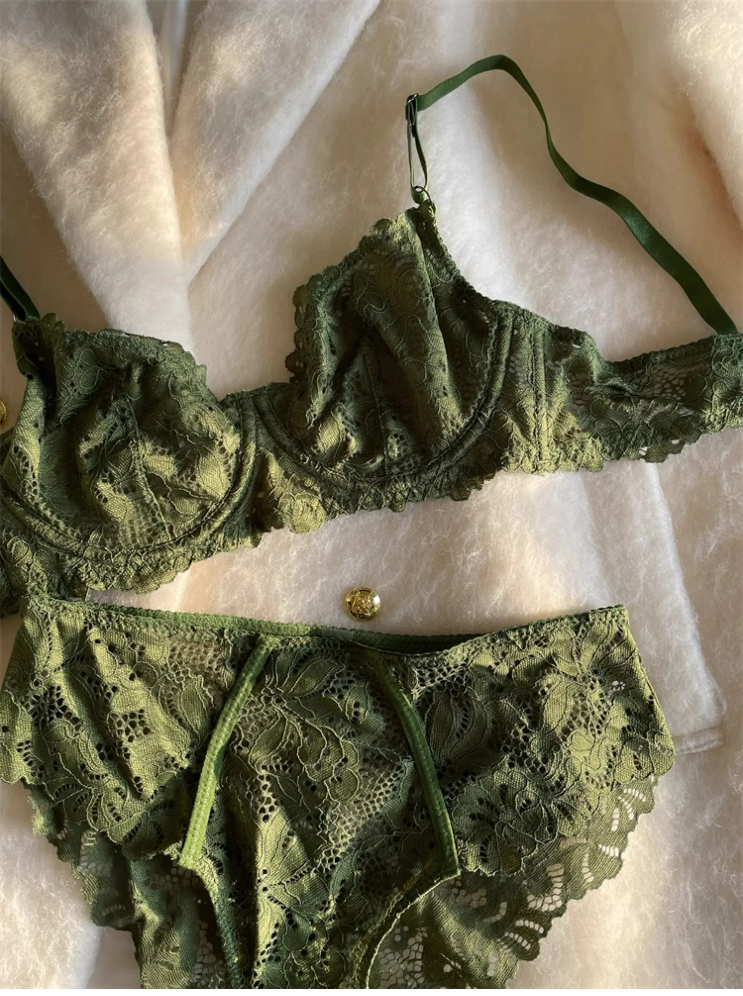 

Sexy lace underwear set female thin section of large breasts show small lingerie women gathered bra with underpants suit