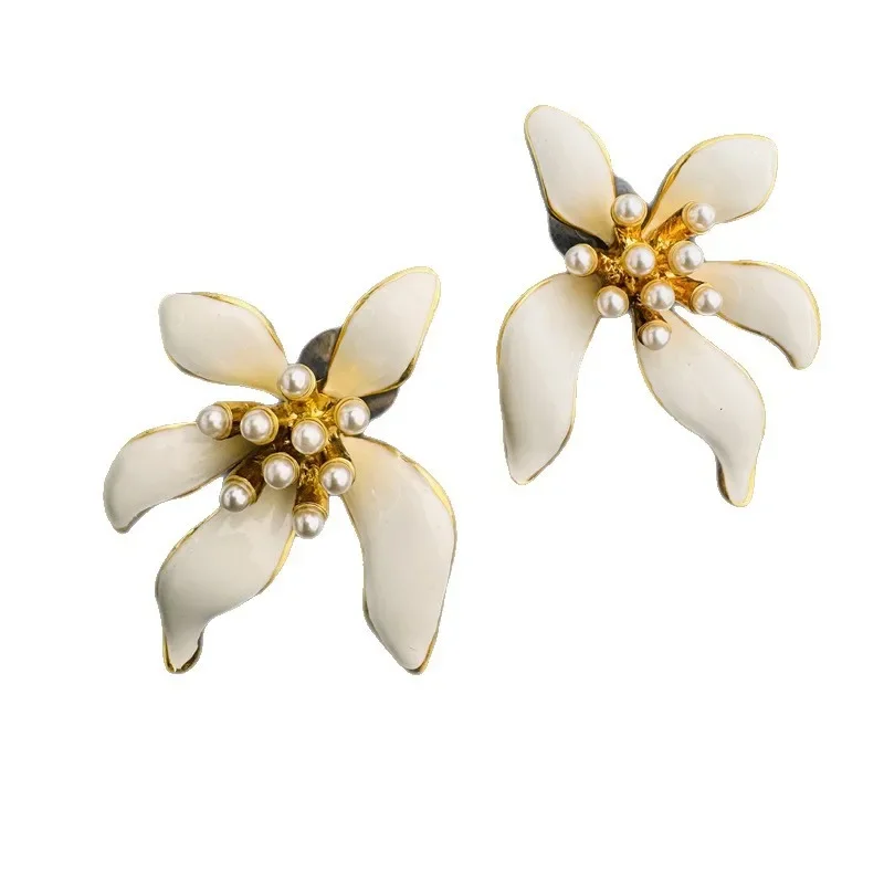 أوسكار دي لا رينتا المتضخم اللؤلؤ إسقاط أقراط المرأة الأزهار المينا مجوهرات الأذن الأصفاد شخصية مبالغ فيها منتصف القرن