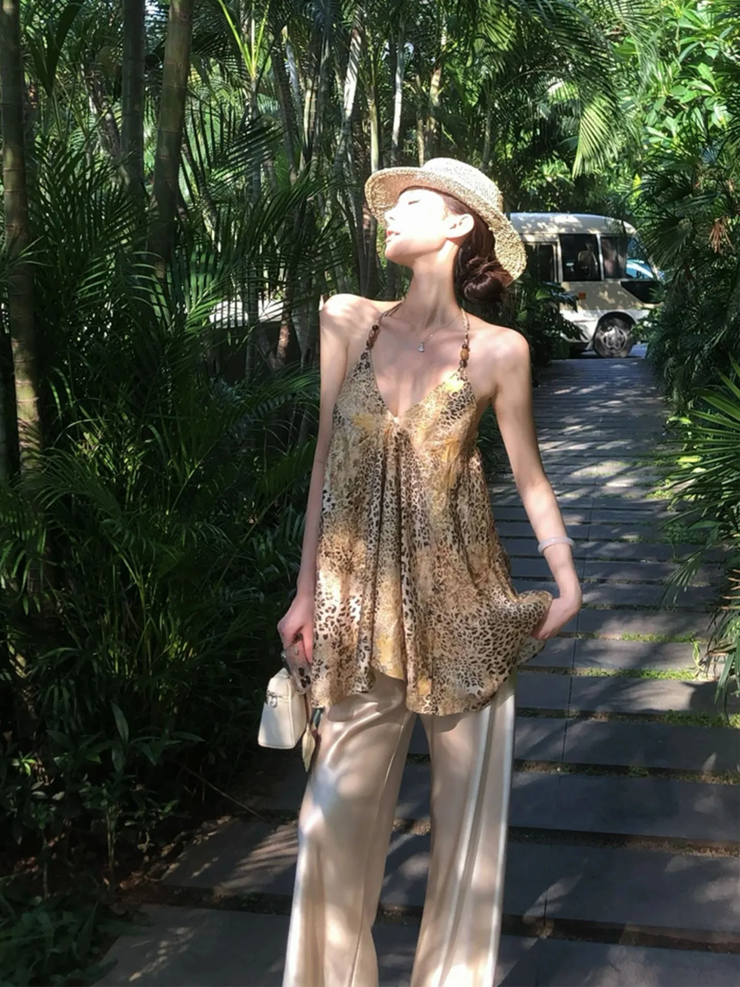 

Комплект XZY больших размеров: модный костюм с V-образным вырезом, леопардовым принтом, широкими брюками и топом на бретелях. Летний повседневный комплект из ацетата для женщин, состоящий из двух предметов.