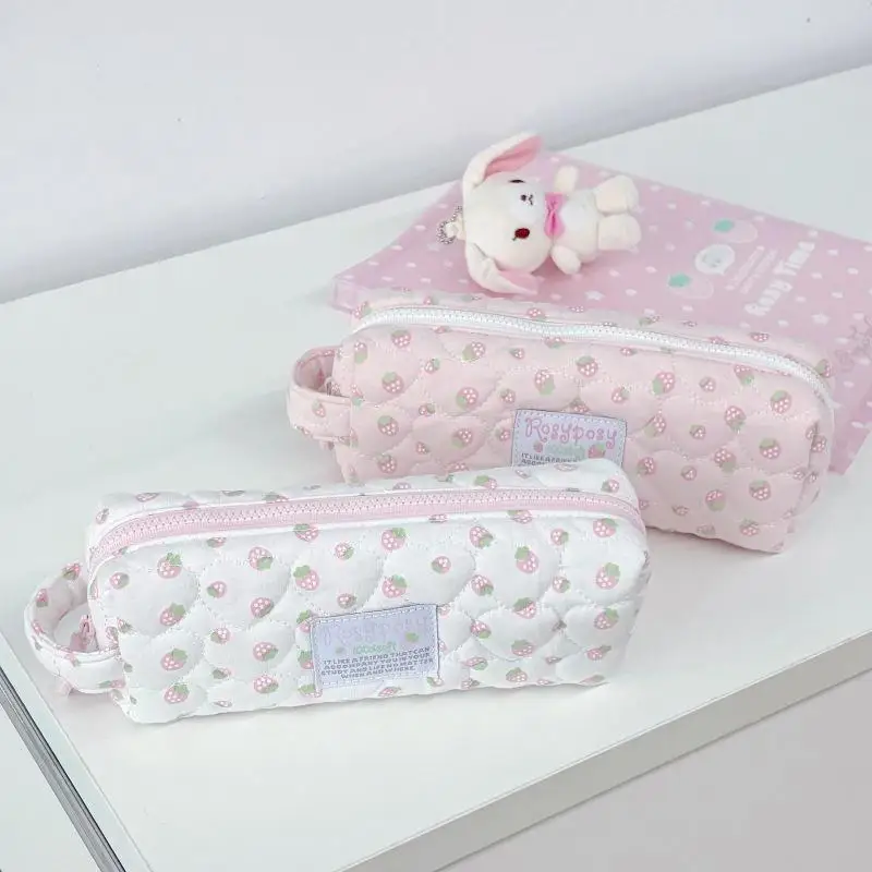 Weiche, gesteppte Federtasche mit schönem Erdbeer-Print und großem Fassungsvermögen, perfekt für Schüler und zur Aufbewahrung von Büromaterial. – Detail 4