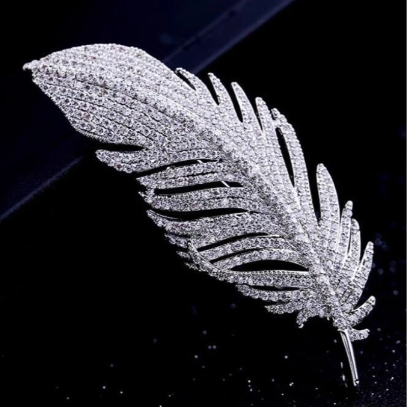 Einfache Elegante Gold Feder Blatt Broschen für Frauen Anzug Jacke Licht Luxus Glänzende Metall Abzeichen Pin Mode Schmuck Zubehör
