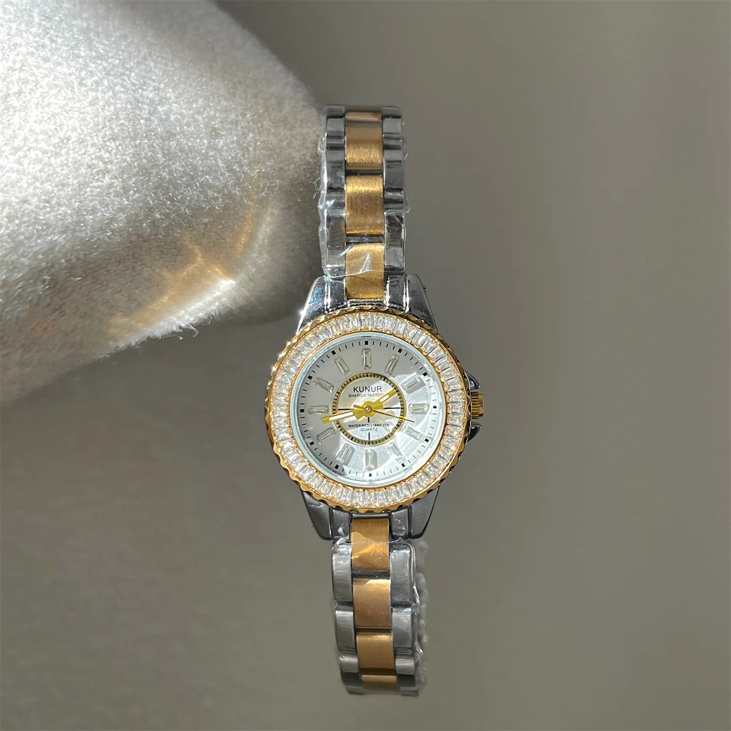 Montre pour femme avec bracelet rond en acier exquis avec petit cadran, sélection de montres et d'accessoires à la mode et haut de gamme.