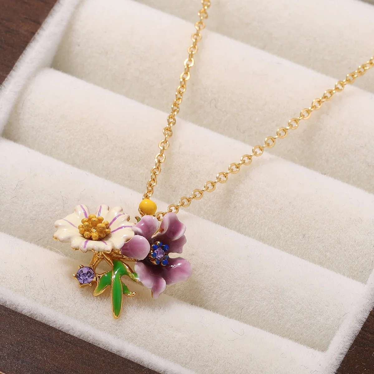 Charming Enamel Flower Pendant Necklace for Women, Elegant Daisy Floral Choker, Gold Color Chain Jewelry Gift for Her