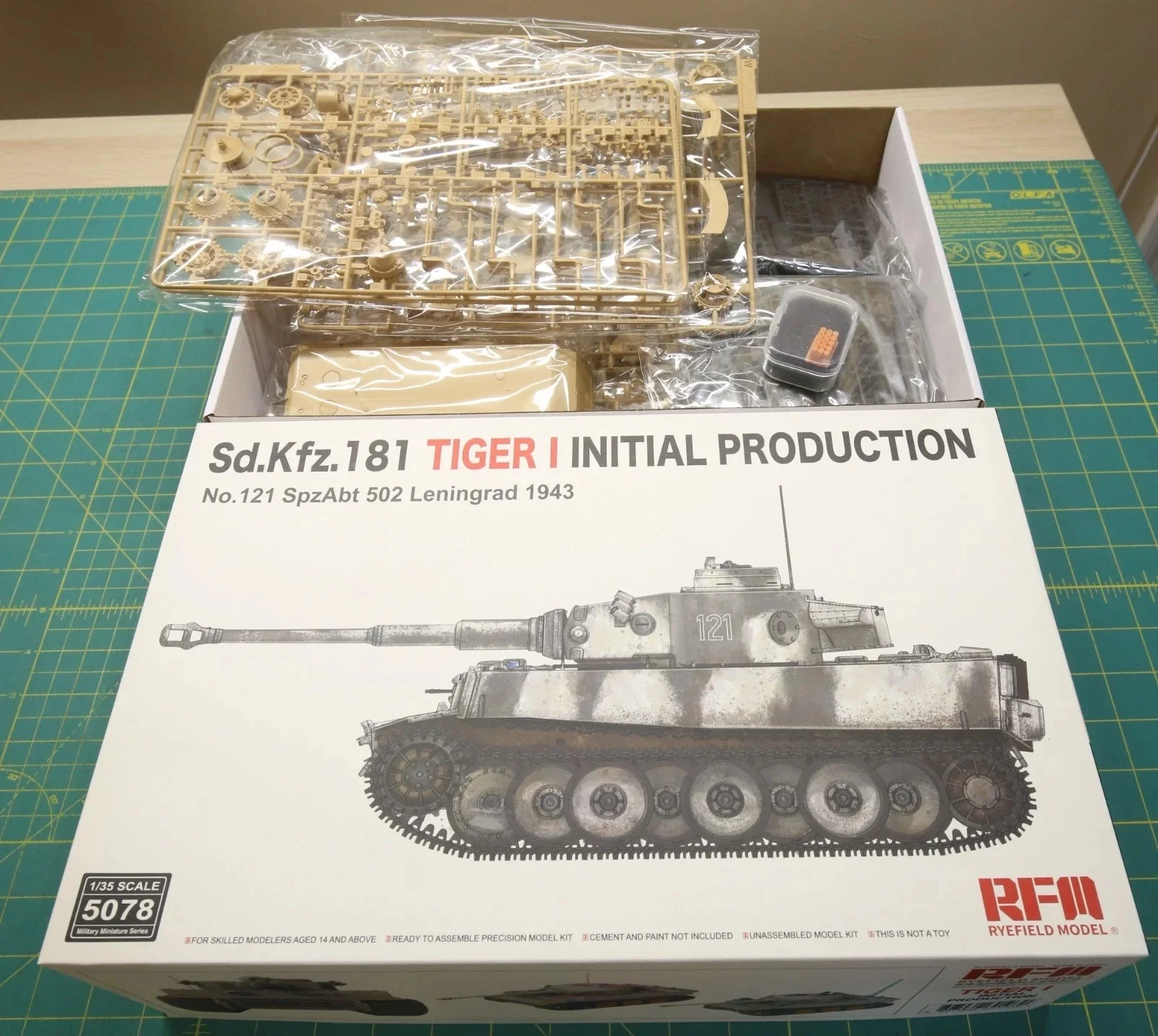 Rye Field 5078 1:35 Scale SdKfz 181 Tiger I Initial Tank w/Workable Track Links Vehicle Plastic Assembly Model Building Kit