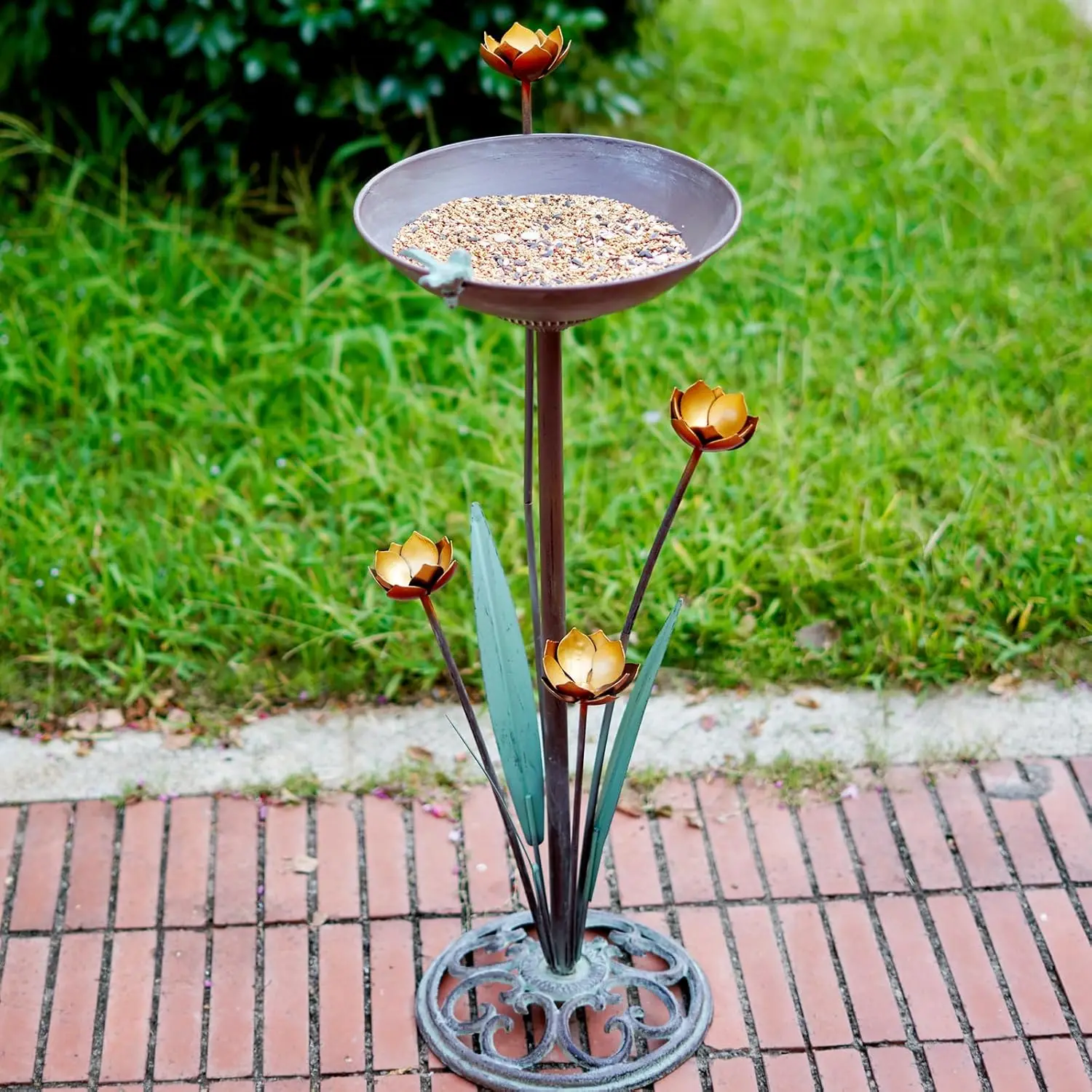 حمام الطيور بقاعدة من الحديد الزهر العتيق للحديقة، ديكورات للباحة الخارجية بتصميم عتيق