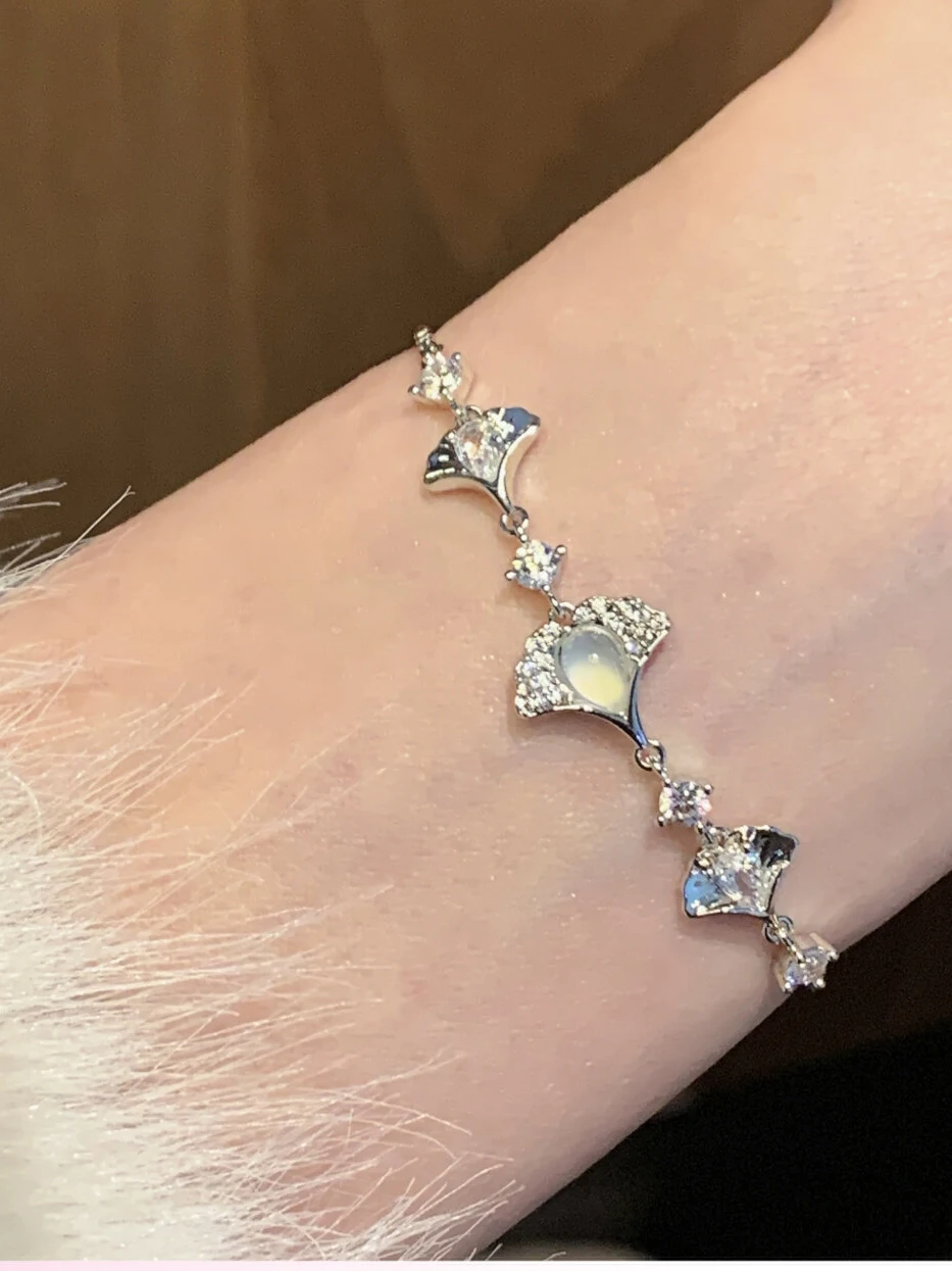 victoria-vh-jie-silver-maple-le-bracelet-luxury-retro-trendy-pull-out-hand-jewelry-fre-out-sto-faion-accories