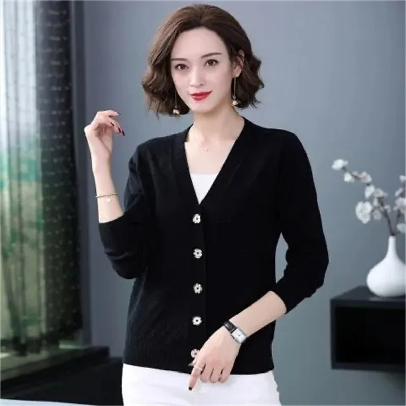 

Middle-Aged Sweater Cardigan Jacket Ladies 2024 Spring Autumn New V-Neck Cashmere Jacket Loose Shawl Short Knitwear Women Blouse