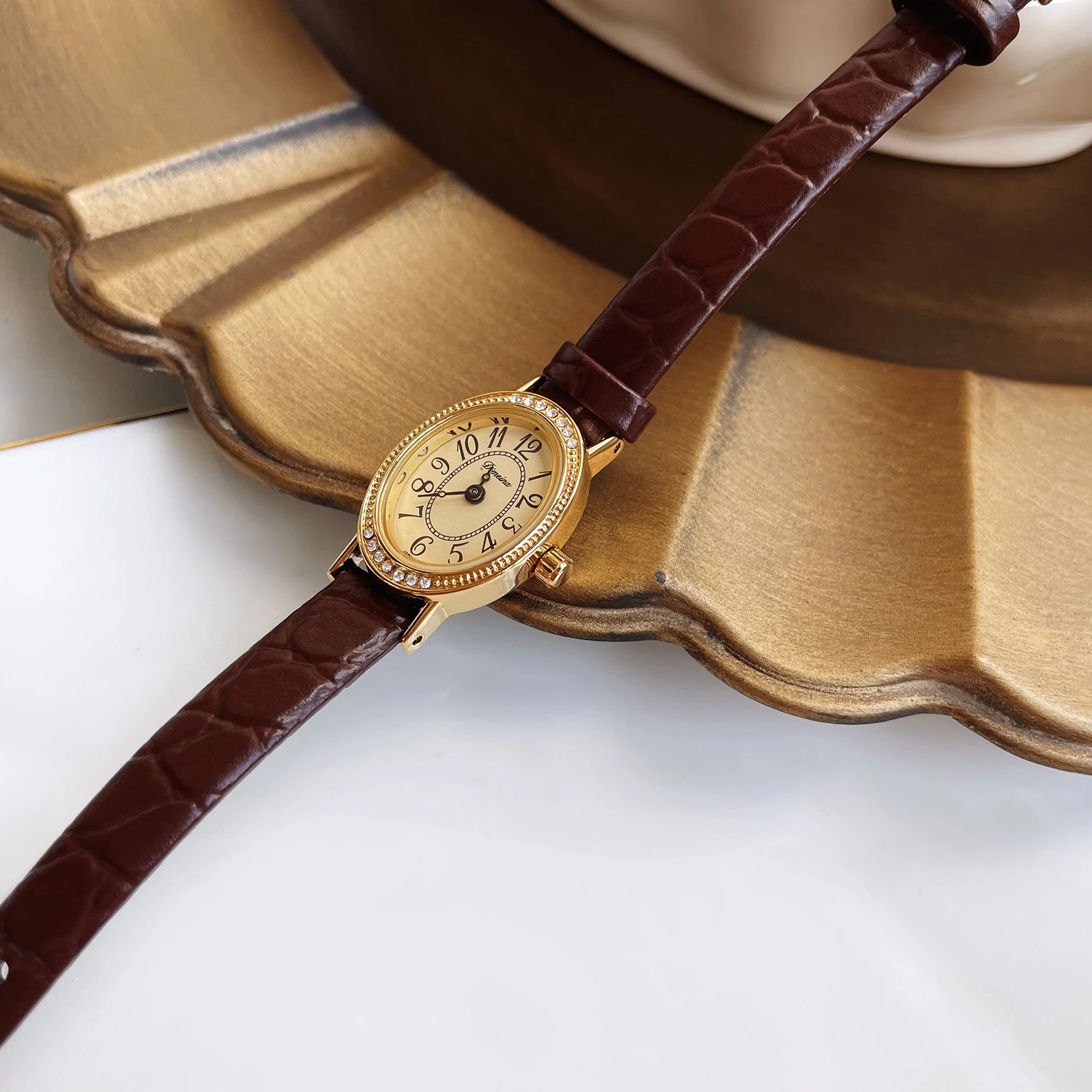 

High-end oval dial leather watch for women, vintage-style, understated luxury, quartz watch, high-quality luxury wristwatch.