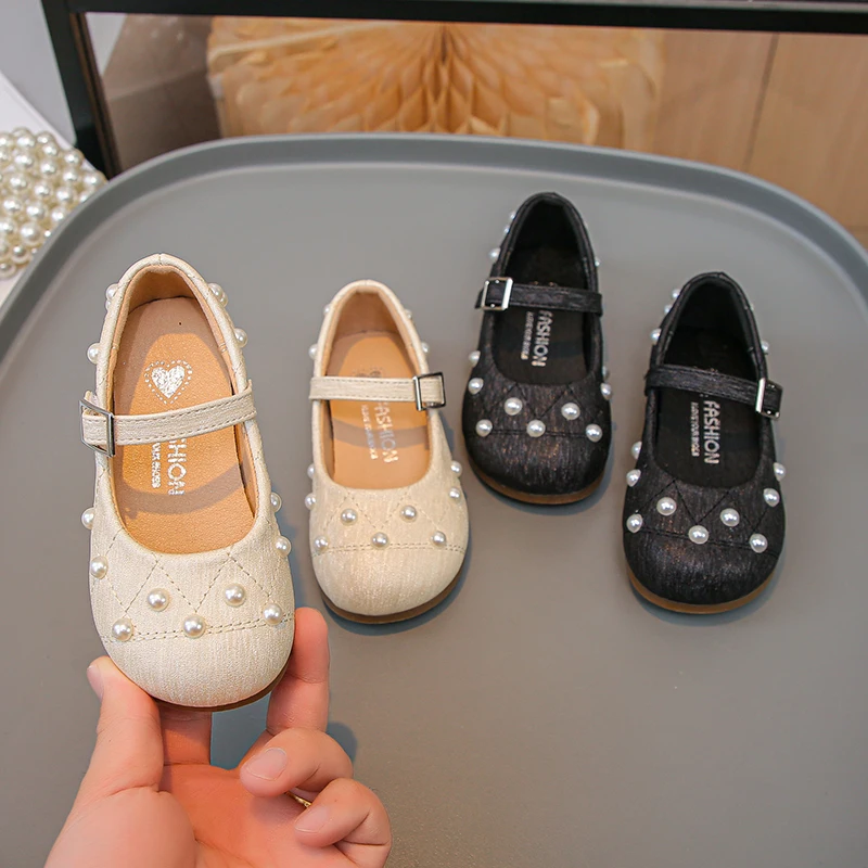 

Детская кожаная обувь, повседневные милые туфли на плоской подошве для девочек с милым жемчугом, новинка 2026, модная детская обувь принцессы, нескользящая мягкая подошва
