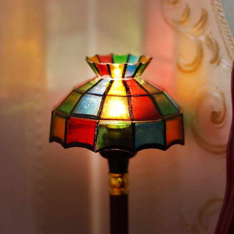 1:12 Miniaturowa lampa do domku dla lalek Kolorowa lampa LED Lampa podłogowa Lampa stojąca Lampa stołowa Model z włącznikiem/wyłącznikiem Zabawka dekoracyjna do domu