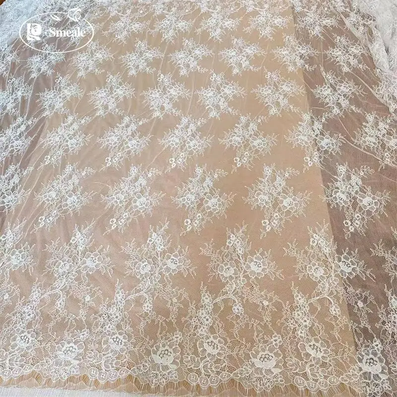 Handgefertigter Spitzenstoff mit französischer Blumenstickerei. Verwendet für Brautkleider und Nähzubehör. – Detail 7