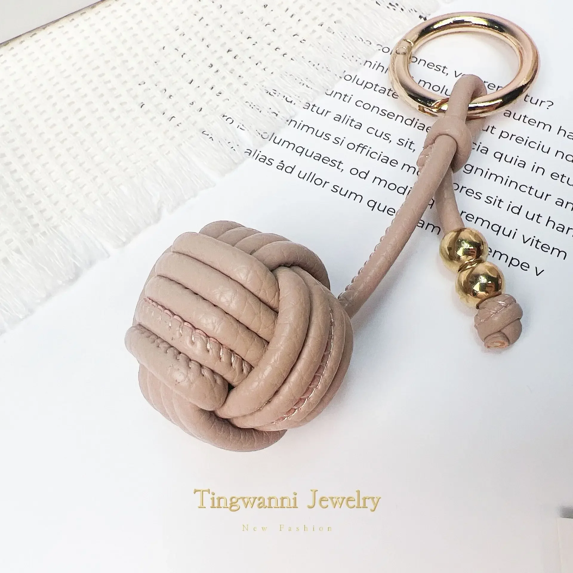 New Woven Pendant Leather Spherical Keychain Hand Woven Ball Metal Buckle Bag Pendant Couple Gift