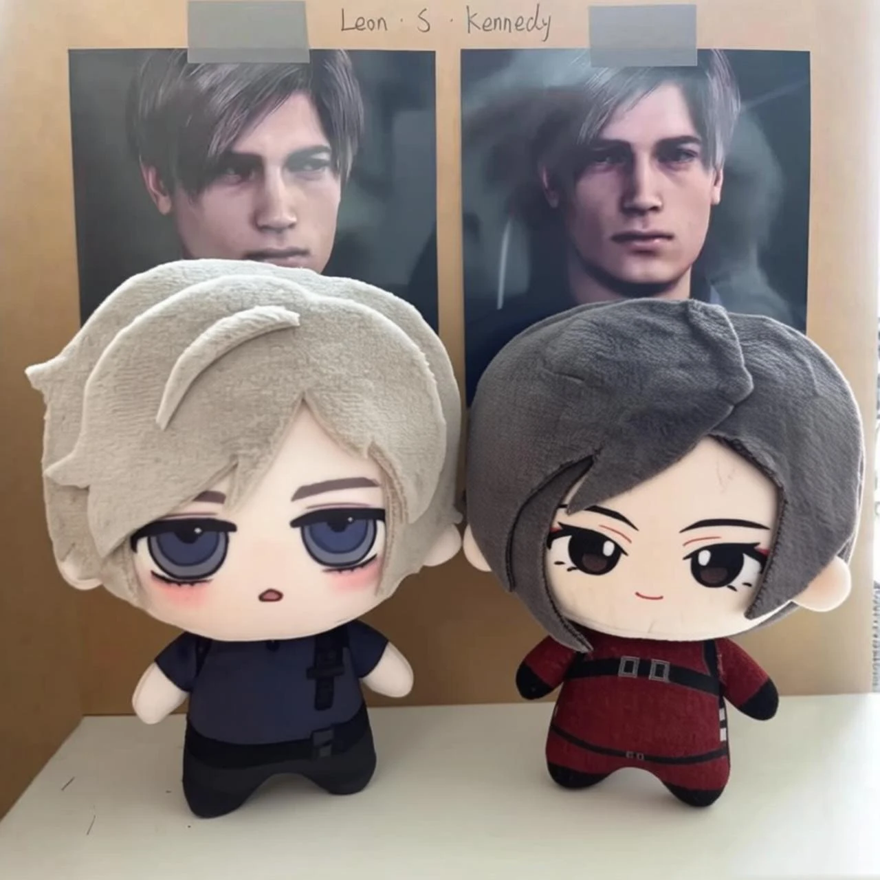 

10cm Game Resident Leon Scott Kennedy Ada Wong Plush Decorative Keychain Backpack Pendants Halloween Birthday Christmas Gifts