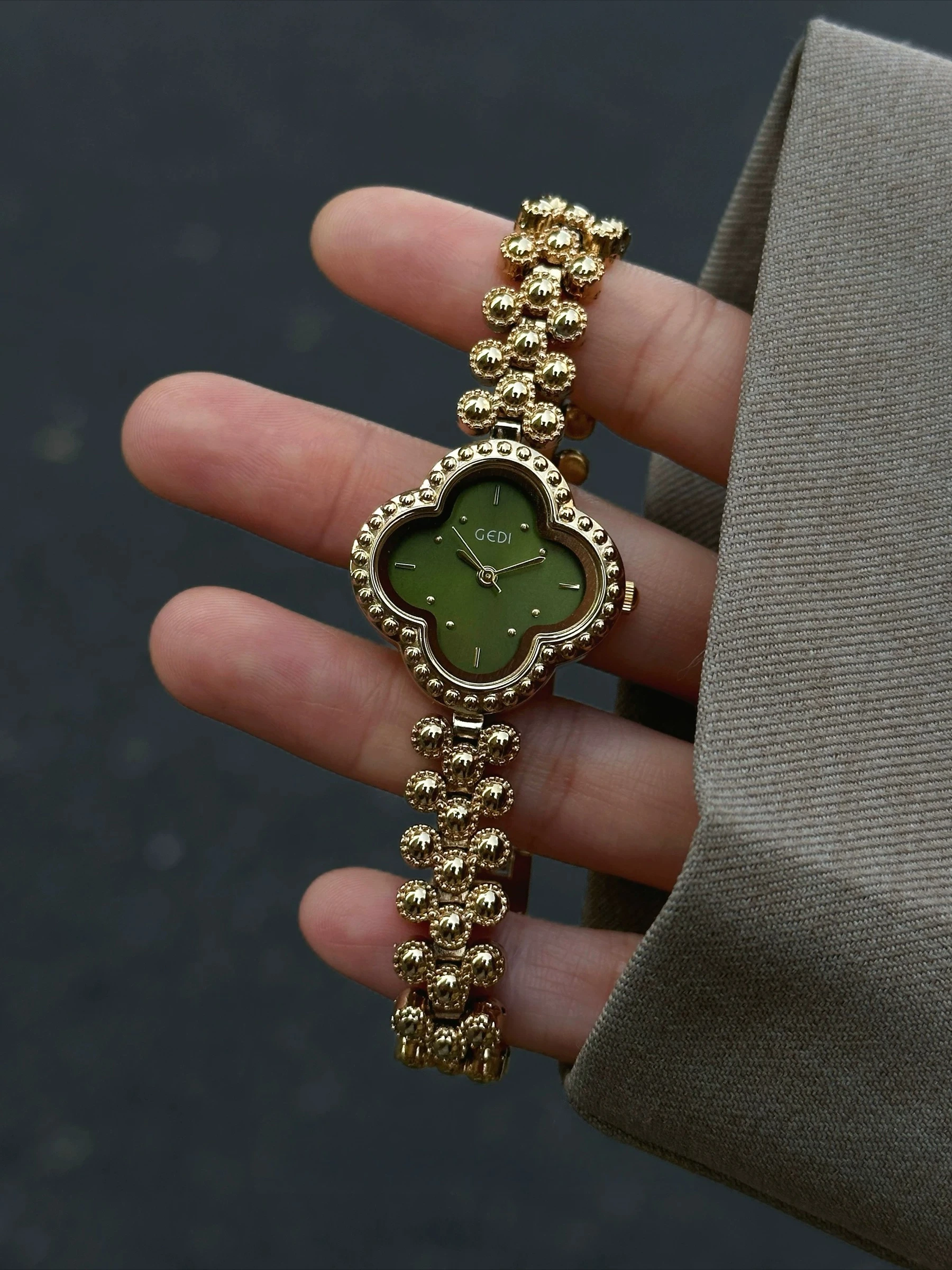 Luxury Gold Ladies Watch Medieval Aristocratic Ladies Watch Exquisite Quartz Watch Waterproof view 3