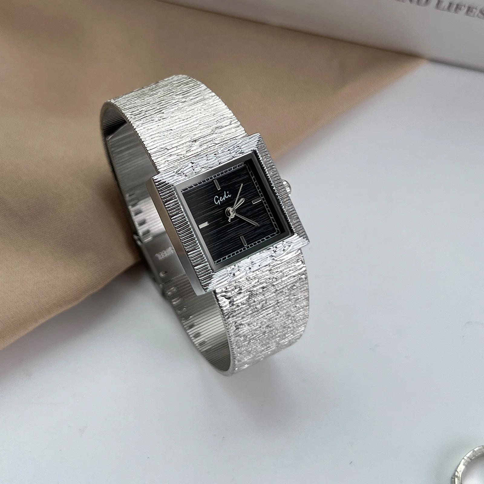 YFY textured square small gold watch women's retro light luxury steel belt quartz watch workplace versatile watch