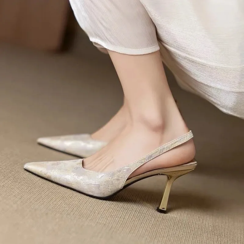 

Новые универсальные модные босоножки на высоком каблуке с острым носком для женщин, весна 2026, летняя обувь для улицы с ремешком сзади