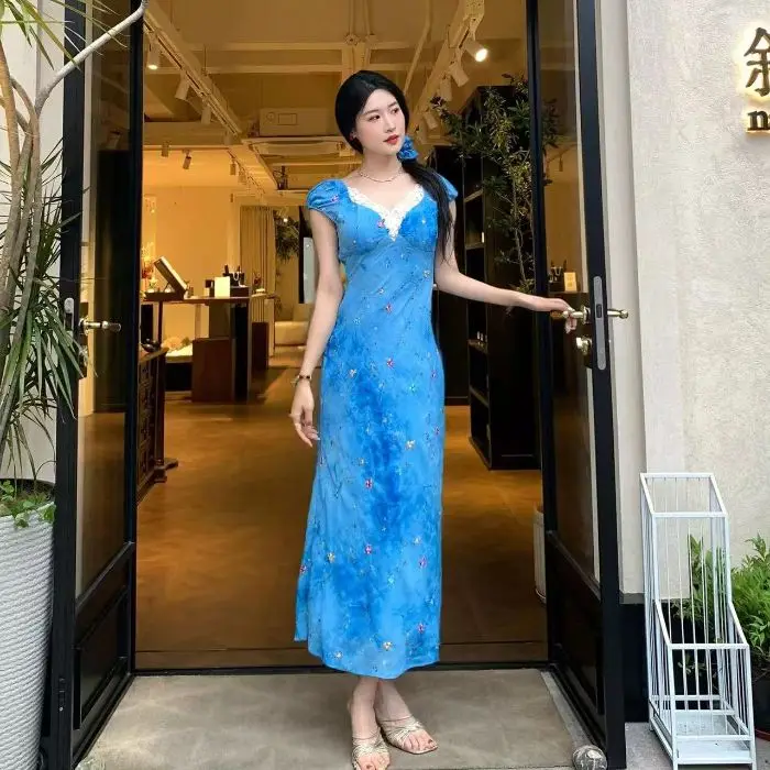 ชุดเดรสชายหาดสีฟ้าลูกไม้แต่งขอบ รุ่น Sle Tea Break Dr Summer 2025 ทรงเอไลน์เอวสูง รุ่น Dr ort Sve คอวี