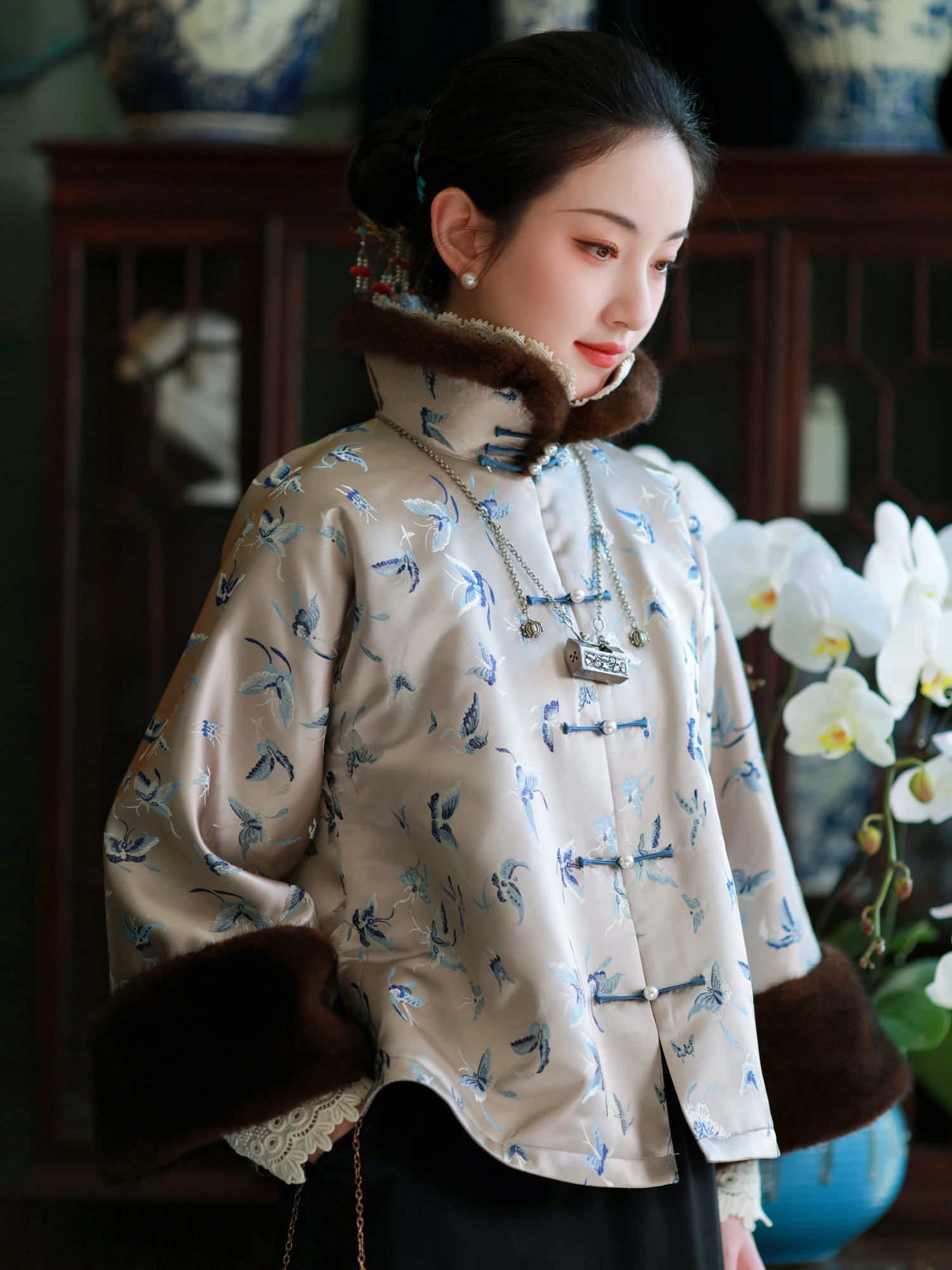 

Осенне-зимняя женская блузка с цветочной вышивкой из шелкового бархата, с воротником-стойкой и меховой отделкой, в ретро-китайском стиле, с длинными рукавами