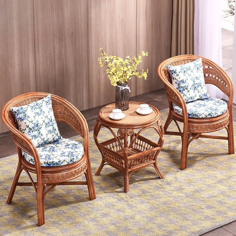 Natürlicher Rattanstuhl, dreiteiliger Balkontisch und Stuhl, Freizeit-Haushaltskombination im Innenhof