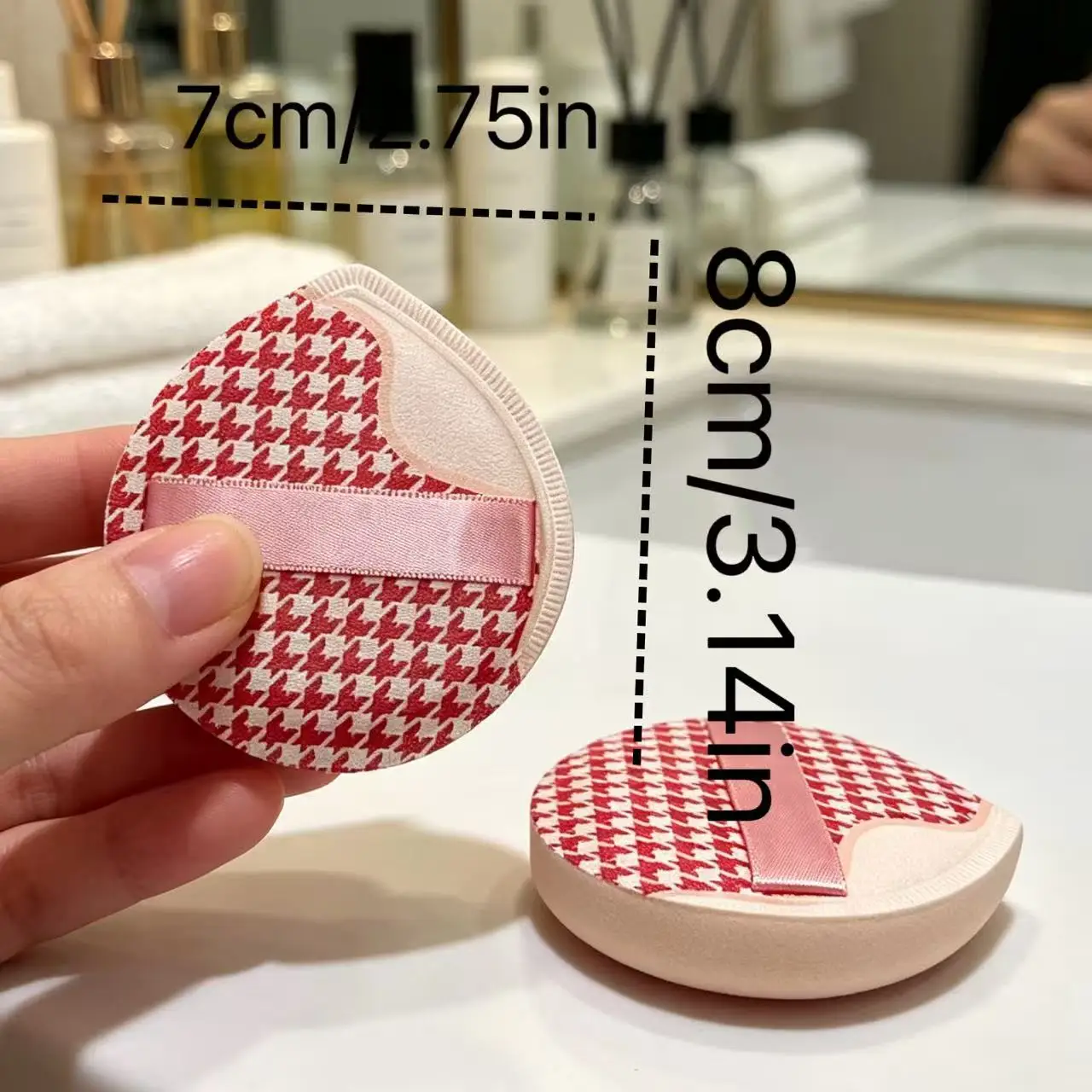 Two checkered cushion puffs, suitable for both wet and dry use without absorbing powder.