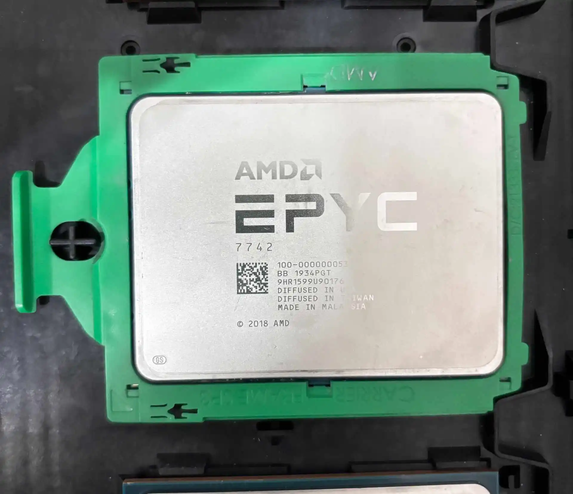 ไม่มีผู้ขายล็อก AMD epyc 7702 7742 7H12 7662 7763 7713 64คอร์โปรเซสเซอร์เซิร์ฟเวอร์ CPU สำหรับเมนบอร์ด epyc