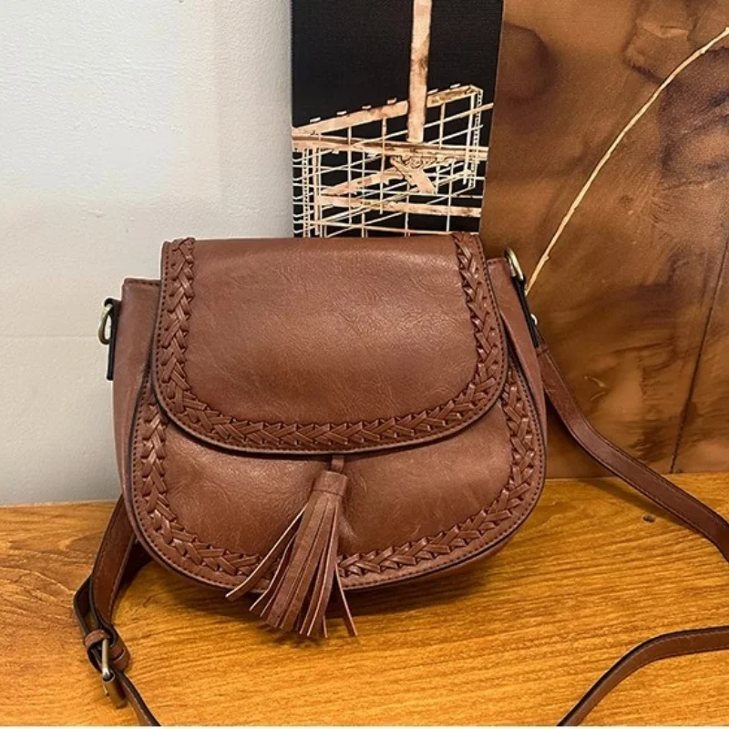 

Solid-color women's retro fashion crossbody bag with hollowed-out interior for small mobile phone pockets. Suitable for women.