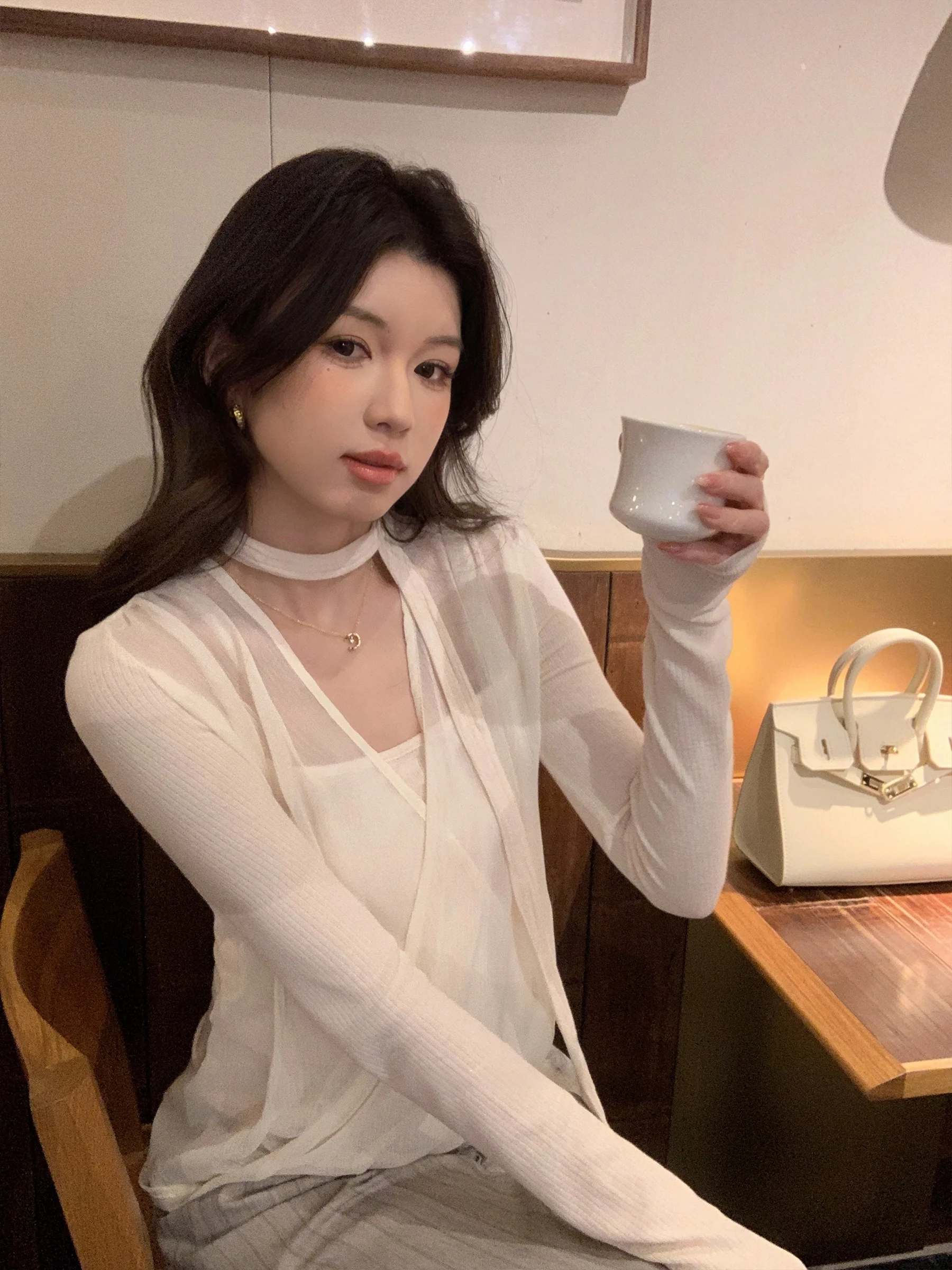 

Женская футболка с длинным рукавом Sam Seoi: ранневесенний дизайн, сетчатая драпировка на шее, свободный крой в корейском стиле