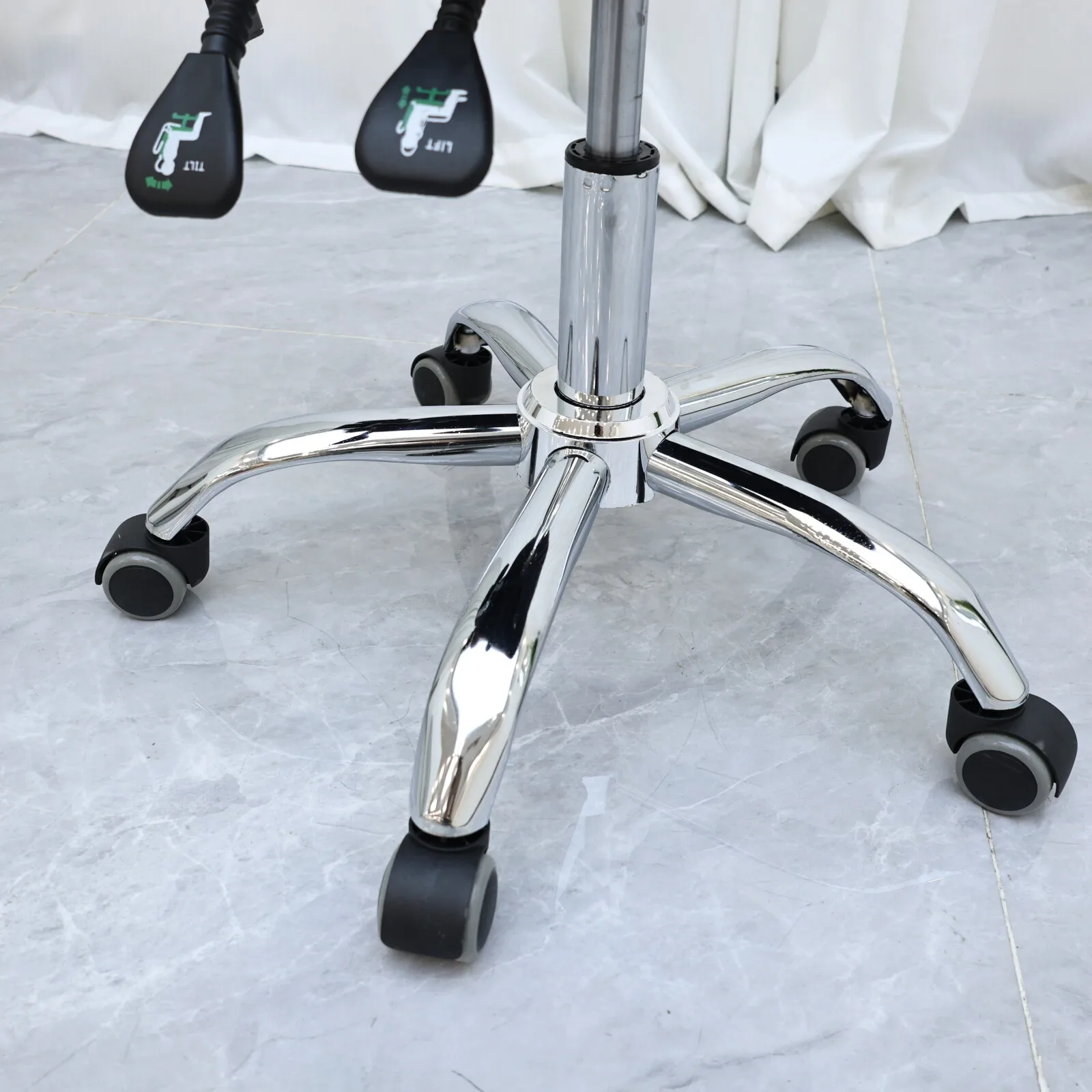 Ergonomischer Rollhocker mit Rückenlehne, für Nageltechniker, Friseure & Zahnärzte, Komfortabler Hebe-Technikerstuhl mit Rollen – Detail 15