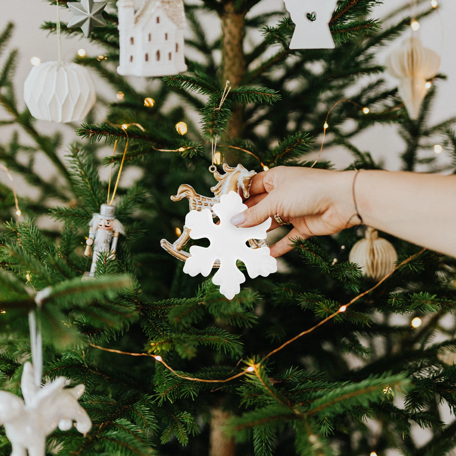 

50pcs Christmas Decorations Hanging Pendants Foam Snowflake Adornment Xmas Ornament Party Wedding Home Decoration Imitation