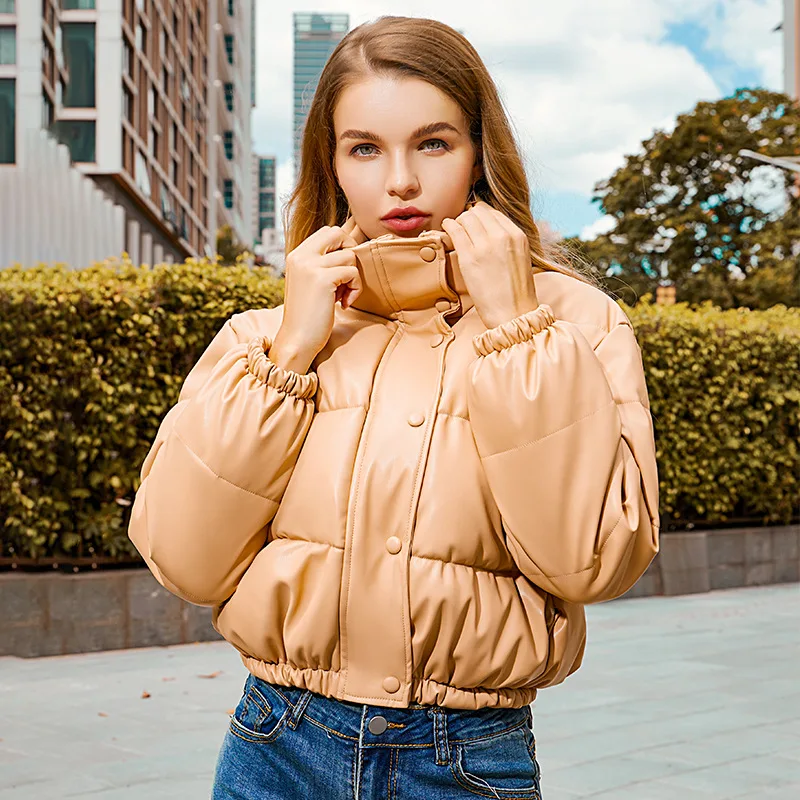 Jaket crop Puffer tebal hangat wanita, jaket kulit PU warna hitam dengan ritsleting elegan, mantel empuk Punk musim dingin 2024